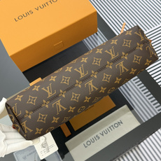 【渠道版】M28101 Carryall East West 手袋采用 Monogram 帆布塑造摩登廓形,以撞色名牌致 【渠道版】M28101 Carryall East West 手袋采用 Monogram 帆布塑造摩登廓形,以撞色名牌致