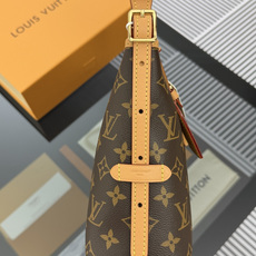 【渠道版】M28101 Carryall East West 手袋采用 Monogram 帆布塑造摩登廓形,以撞色名牌致 【渠道版】M28101 Carryall East West 手袋采用 Monogram 帆布塑造摩登廓形,以撞色名牌致