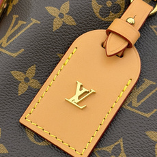 【渠道版】M28101 Carryall East West 手袋采用 Monogram 帆布塑造摩登廓形,以撞色名牌致 【渠道版】M28101 Carryall East West 手袋采用 Monogram 帆布塑造摩登廓形,以撞色名牌致