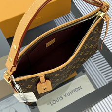 【渠道版】M28101 Carryall East West 手袋采用 Monogram 帆布塑造摩登廓形,以撞色名牌致 【渠道版】M28101 Carryall East West 手袋采用 Monogram 帆布塑造摩登廓形,以撞色名牌致