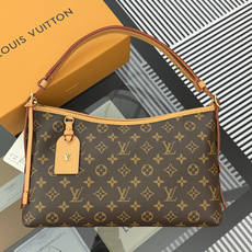 【渠道版】M28101 Carryall East West 手袋采用 Monogram 帆布塑造摩登廓形,以撞色名牌致 【渠道版】M28101 Carryall East West 手袋采用 Monogram 帆布塑造摩登廓形,以撞色名牌致