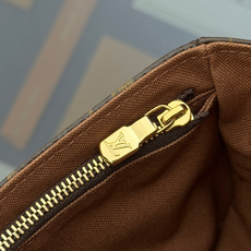 【渠道版】M81911 Wallet On Chain Ivy 手袋取材 Monogram 帆布,灵感源自千禧年代诞生的 【渠道版】M81911 Wallet On Chain Ivy 手袋取材 Monogram 帆布,灵感源自千禧年代诞生的