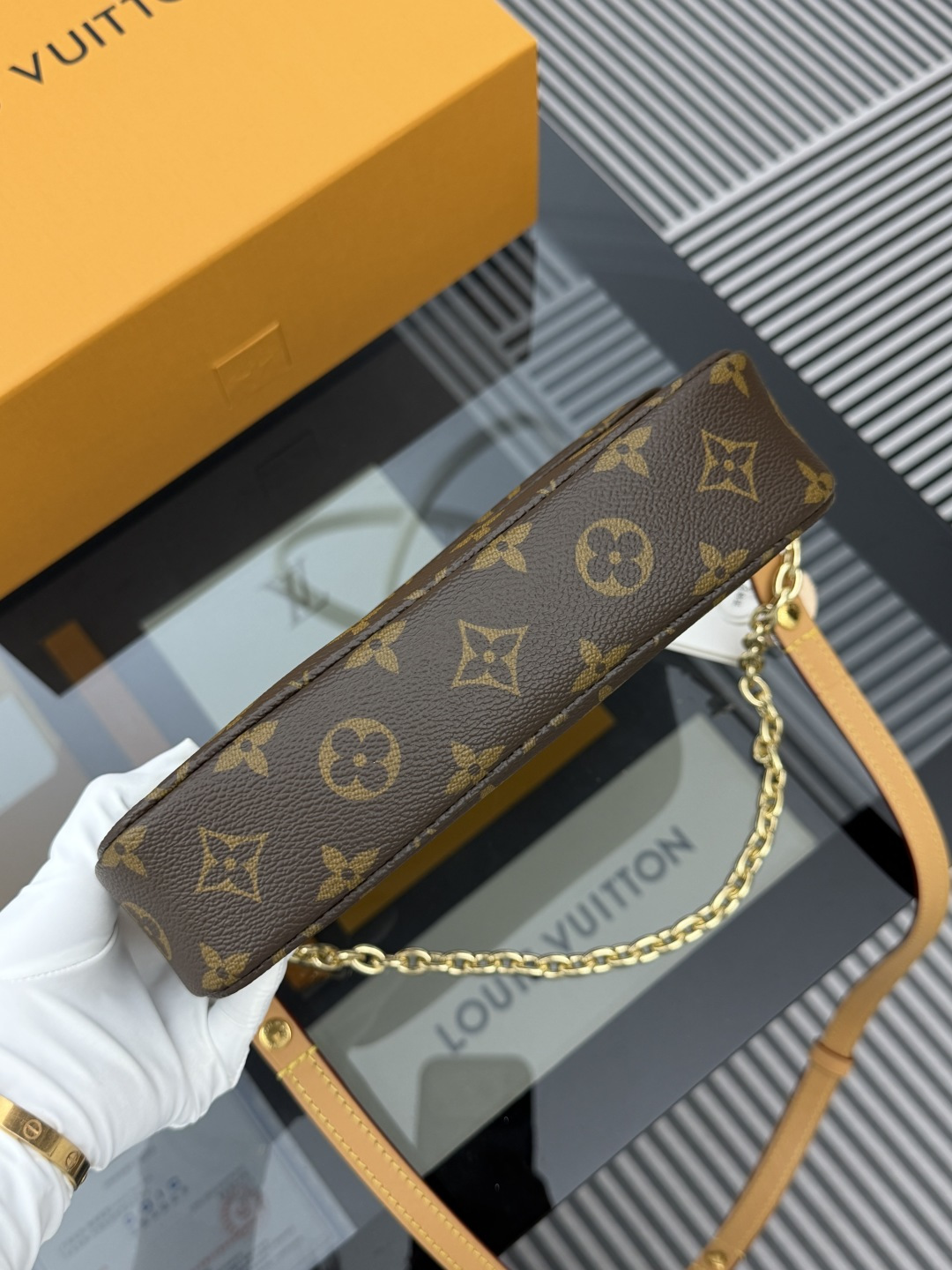 【渠道版】M81911 Wallet On Chain Ivy 手袋取材 Monogram 帆布,灵感源自千禧年代诞生的 【渠道版】M81911 Wallet On Chain Ivy 手袋取材 Monogram 帆布,灵感源自千禧年代诞生的