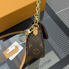 【渠道版】M81911 Wallet On Chain Ivy 手袋取材 Monogram 帆布,灵感源自千禧年代诞生的 【渠道版】M81911 Wallet On Chain Ivy 手袋取材 Monogram 帆布,灵感源自千禧年代诞生的