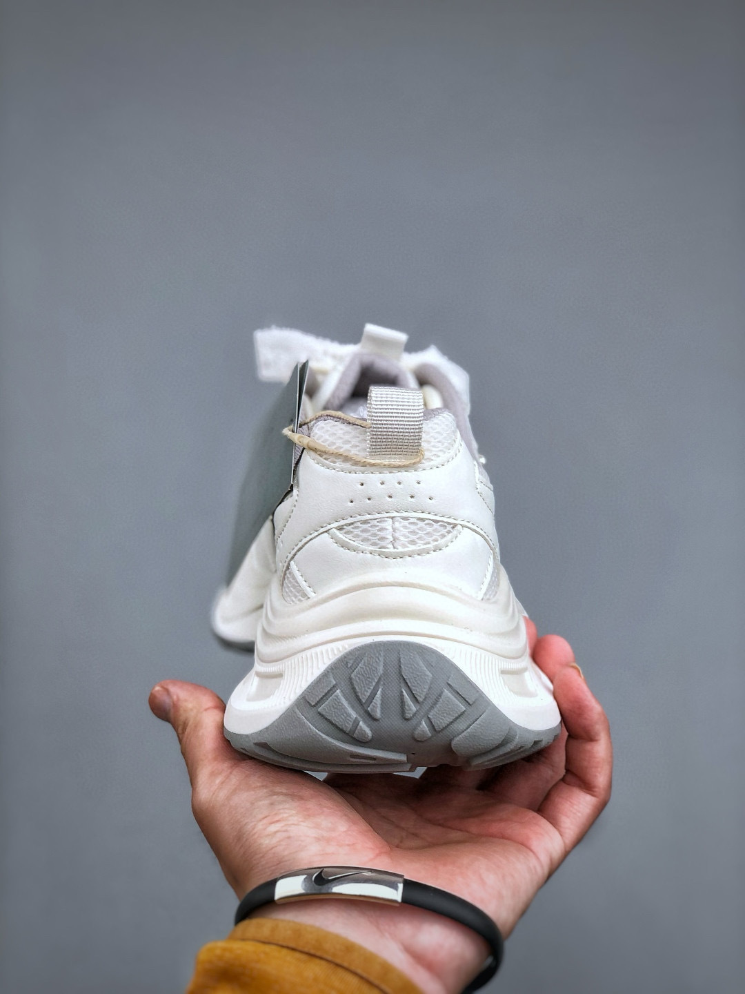 Gucci Chunky Low-Top Sneakers with Pearl Chain and Lace Detail - Stylish and Chic 4 cmp i1745952784198 5473 0 2