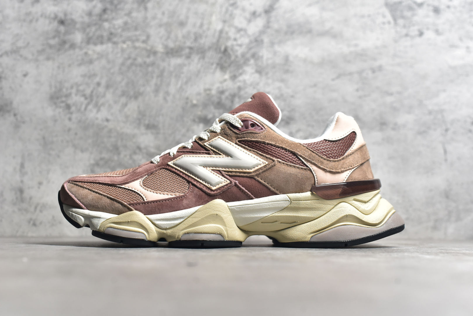 #New Balance NB9060 联名款 复古休闲运动慢跑鞋 红豆色 U9060EEH 全套原楦原纸板原厂数据开发 进口三明治网面 原装进口翻毛皮料正确绒感卡色 正确中底拉帮中底网布细节 原厂标裁 带紫光防伪 定制后跟透明水晶模块 冲裁组合 大底贴合程度胶水上色把控完美 整洁度挑战全网艺术家 多道序QC把关品质完善 匠心打造 耗时两个月开发完成 工艺极其复杂难度可想而知 新开独立私模大底 全网唯一正确六层组合大底 高端零售专供产物 尺码：36 37 37.5 38 38.5 39 40 40.5 41 42 42.5 43 44 45 46.5-选品中心
