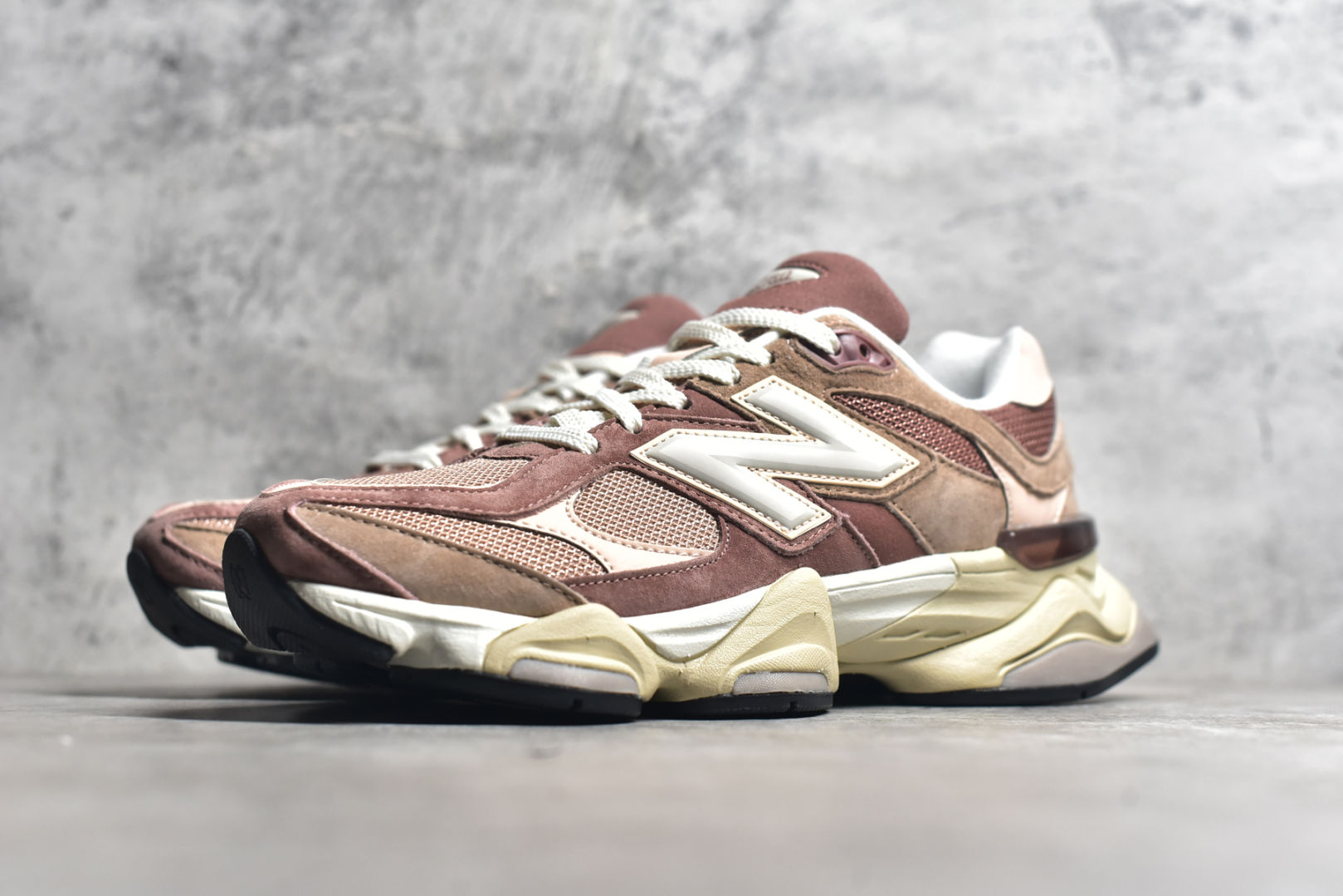 图片[2]-#New Balance NB9060 联名款 复古休闲运动慢跑鞋 红豆色 U9060EEH 全套原楦原纸板原厂数据开发 进口三明治网面 原装进口翻毛皮料正确绒感卡色 正确中底拉帮中底网布细节 原厂标裁 带紫光防伪 定制后跟透明水晶模块 冲裁组合 大底贴合程度胶水上色把控完美 整洁度挑战全网艺术家 多道序QC把关品质完善 匠心打造 耗时两个月开发完成 工艺极其复杂难度可想而知 新开独立私模大底 全网唯一正确六层组合大底 高端零售专供产物 尺码：36 37 37.5 38 38.5 39 40 40.5 41 42 42.5 43 44 45 46.5-选品中心