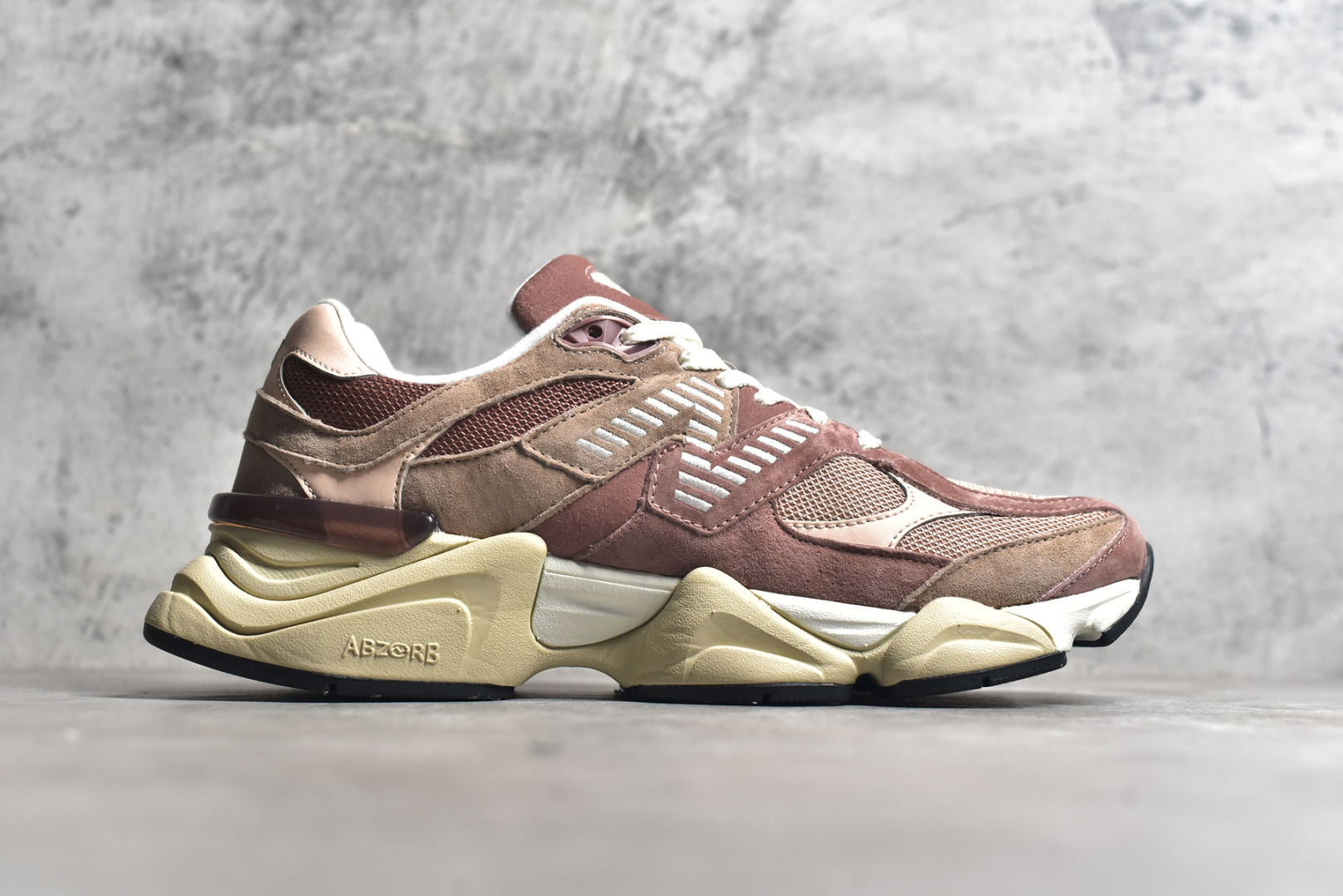 图片[3]-#New Balance NB9060 联名款 复古休闲运动慢跑鞋 红豆色 U9060EEH 全套原楦原纸板原厂数据开发 进口三明治网面 原装进口翻毛皮料正确绒感卡色 正确中底拉帮中底网布细节 原厂标裁 带紫光防伪 定制后跟透明水晶模块 冲裁组合 大底贴合程度胶水上色把控完美 整洁度挑战全网艺术家 多道序QC把关品质完善 匠心打造 耗时两个月开发完成 工艺极其复杂难度可想而知 新开独立私模大底 全网唯一正确六层组合大底 高端零售专供产物 尺码：36 37 37.5 38 38.5 39 40 40.5 41 42 42.5 43 44 45 46.5-选品中心