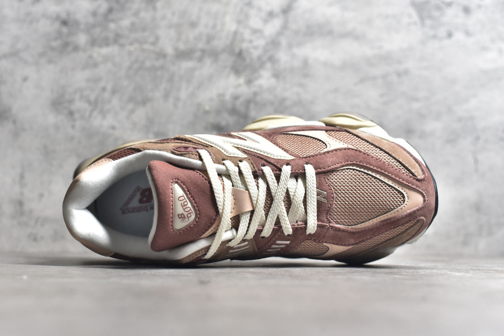 图片[4]-#New Balance NB9060 联名款 复古休闲运动慢跑鞋 红豆色 U9060EEH 全套原楦原纸板原厂数据开发 进口三明治网面 原装进口翻毛皮料正确绒感卡色 正确中底拉帮中底网布细节 原厂标裁 带紫光防伪 定制后跟透明水晶模块 冲裁组合 大底贴合程度胶水上色把控完美 整洁度挑战全网艺术家 多道序QC把关品质完善 匠心打造 耗时两个月开发完成 工艺极其复杂难度可想而知 新开独立私模大底 全网唯一正确六层组合大底 高端零售专供产物 尺码：36 37 37.5 38 38.5 39 40 40.5 41 42 42.5 43 44 45 46.5-选品中心