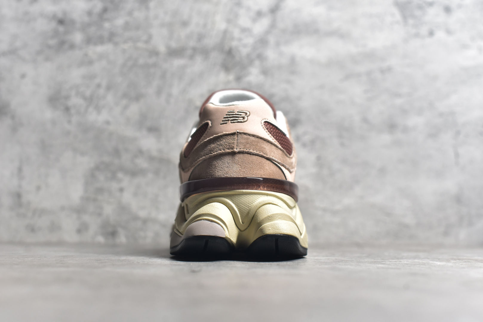 图片[5]-#New Balance NB9060 联名款 复古休闲运动慢跑鞋 红豆色 U9060EEH 全套原楦原纸板原厂数据开发 进口三明治网面 原装进口翻毛皮料正确绒感卡色 正确中底拉帮中底网布细节 原厂标裁 带紫光防伪 定制后跟透明水晶模块 冲裁组合 大底贴合程度胶水上色把控完美 整洁度挑战全网艺术家 多道序QC把关品质完善 匠心打造 耗时两个月开发完成 工艺极其复杂难度可想而知 新开独立私模大底 全网唯一正确六层组合大底 高端零售专供产物 尺码：36 37 37.5 38 38.5 39 40 40.5 41 42 42.5 43 44 45 46.5-选品中心