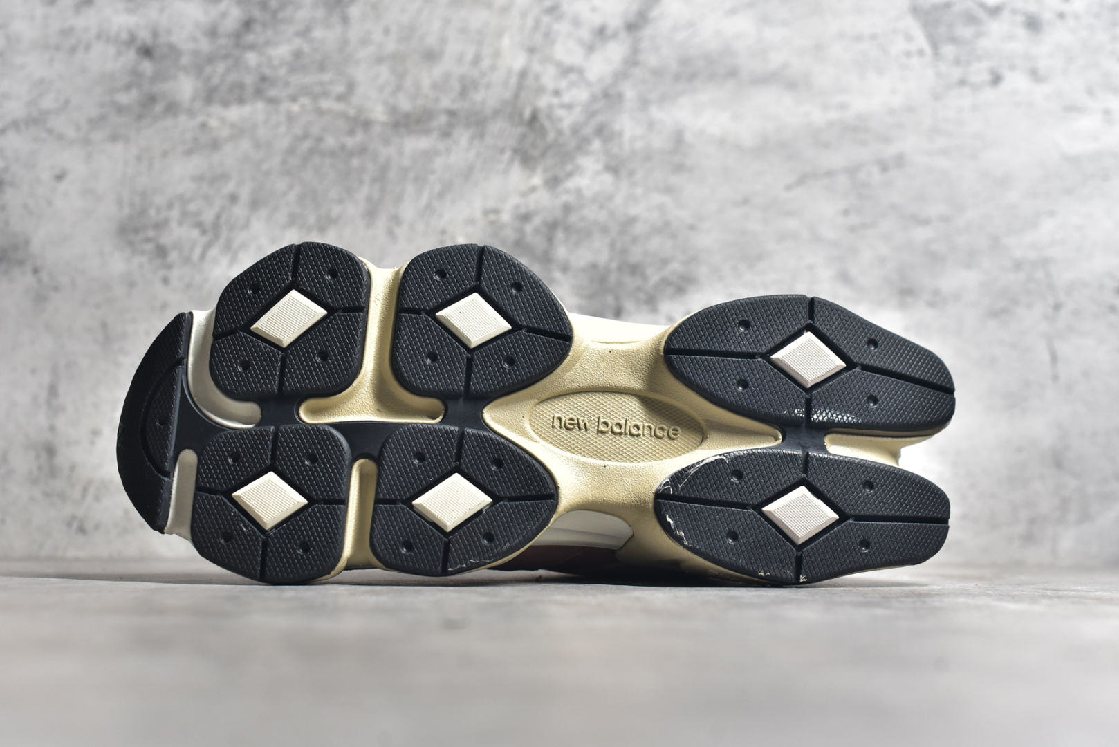 图片[6]-#New Balance NB9060 联名款 复古休闲运动慢跑鞋 红豆色 U9060EEH 全套原楦原纸板原厂数据开发 进口三明治网面 原装进口翻毛皮料正确绒感卡色 正确中底拉帮中底网布细节 原厂标裁 带紫光防伪 定制后跟透明水晶模块 冲裁组合 大底贴合程度胶水上色把控完美 整洁度挑战全网艺术家 多道序QC把关品质完善 匠心打造 耗时两个月开发完成 工艺极其复杂难度可想而知 新开独立私模大底 全网唯一正确六层组合大底 高端零售专供产物 尺码：36 37 37.5 38 38.5 39 40 40.5 41 42 42.5 43 44 45 46.5-选品中心