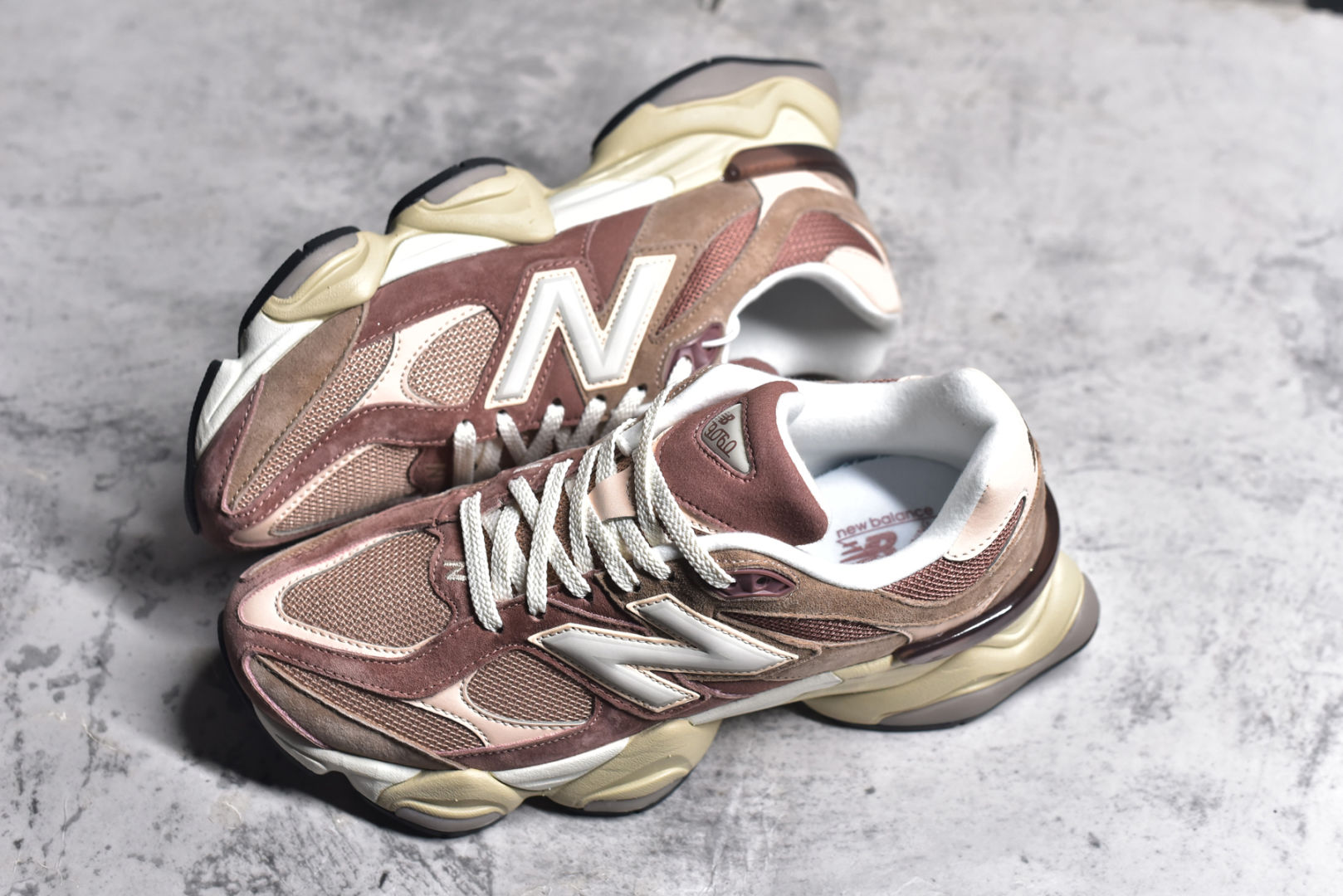 图片[7]-#New Balance NB9060 联名款 复古休闲运动慢跑鞋 红豆色 U9060EEH 全套原楦原纸板原厂数据开发 进口三明治网面 原装进口翻毛皮料正确绒感卡色 正确中底拉帮中底网布细节 原厂标裁 带紫光防伪 定制后跟透明水晶模块 冲裁组合 大底贴合程度胶水上色把控完美 整洁度挑战全网艺术家 多道序QC把关品质完善 匠心打造 耗时两个月开发完成 工艺极其复杂难度可想而知 新开独立私模大底 全网唯一正确六层组合大底 高端零售专供产物 尺码：36 37 37.5 38 38.5 39 40 40.5 41 42 42.5 43 44 45 46.5-选品中心