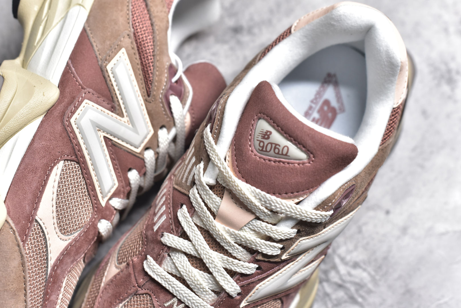 图片[9]-#New Balance NB9060 联名款 复古休闲运动慢跑鞋 红豆色 U9060EEH 全套原楦原纸板原厂数据开发 进口三明治网面 原装进口翻毛皮料正确绒感卡色 正确中底拉帮中底网布细节 原厂标裁 带紫光防伪 定制后跟透明水晶模块 冲裁组合 大底贴合程度胶水上色把控完美 整洁度挑战全网艺术家 多道序QC把关品质完善 匠心打造 耗时两个月开发完成 工艺极其复杂难度可想而知 新开独立私模大底 全网唯一正确六层组合大底 高端零售专供产物 尺码：36 37 37.5 38 38.5 39 40 40.5 41 42 42.5 43 44 45 46.5-选品中心