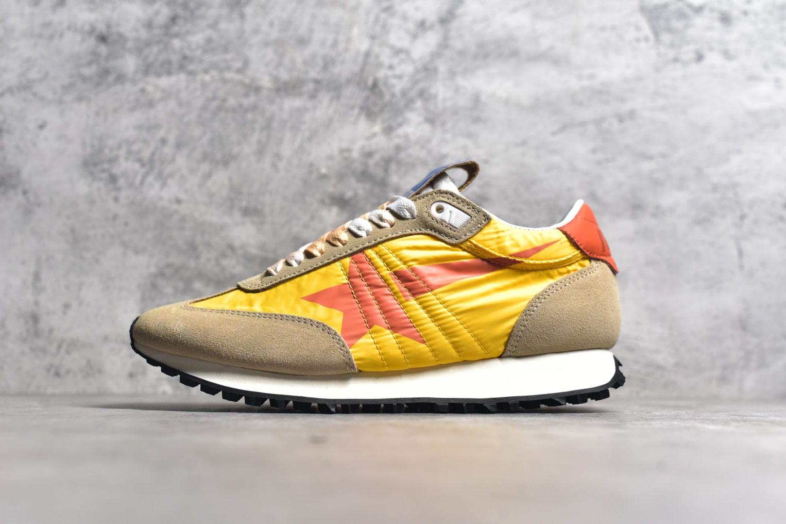 #陈伟霆同款 GGDB Marathon Golden Goose Deluxe Brand与K-pop艺术家miyayeh联名合作款马拉松系列运动鞋 正品售价4000+ 新款休闲运动鞋 史上中最好穿的脏脏鞋，主打轻盈自由随性 特意做旧运动休闲鞋 女版，采用Nappa皮革鞋面。搭配闪闪发光的银色耐磨面料和红色闪光细节鞋跟片区域的特点是添加了一个全3D稳定器，这是该形状的标志性特征，它增加了活力，并前所未有的突出了缓震性能 ⚠️特殊渠道货，数量不多，品质非常牛，闭眼入！ 朴实简单的外观 透漏着不一样的美 鞋面干净简约，放多久看起来都很新颖！ 镂空织网的后跟设计加上鞋面的材料搭配在有银色的反光设计，狠有超前的感觉！！ 鞋面：采用尼龙鞋面绵羊皮衬里 大底：原版底 跟高：4.5cm 尺码： 36 37 38 39 40 41 42 43 44 45-选品中心