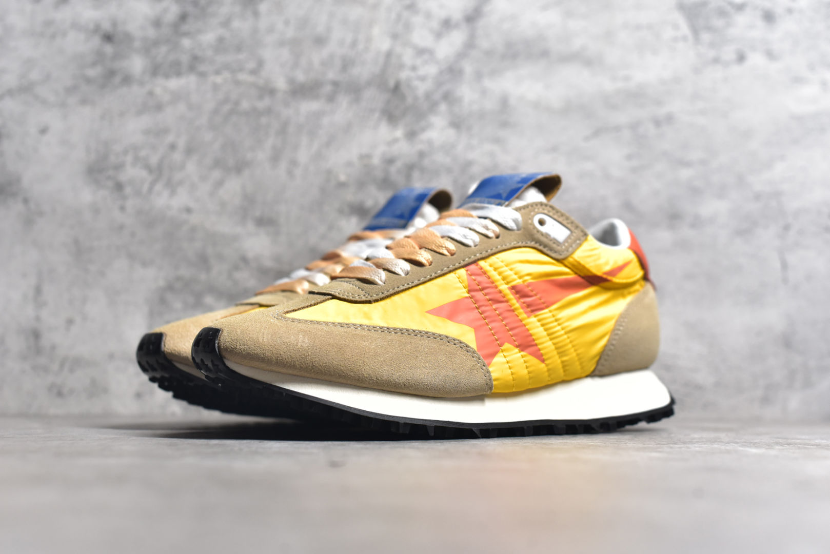 图片[2]-#陈伟霆同款 GGDB Marathon Golden Goose Deluxe Brand与K-pop艺术家miyayeh联名合作款马拉松系列运动鞋 正品售价4000+ 新款休闲运动鞋 史上中最好穿的脏脏鞋，主打轻盈自由随性 特意做旧运动休闲鞋 女版，采用Nappa皮革鞋面。搭配闪闪发光的银色耐磨面料和红色闪光细节鞋跟片区域的特点是添加了一个全3D稳定器，这是该形状的标志性特征，它增加了活力，并前所未有的突出了缓震性能 ⚠️特殊渠道货，数量不多，品质非常牛，闭眼入！ 朴实简单的外观 透漏着不一样的美 鞋面干净简约，放多久看起来都很新颖！ 镂空织网的后跟设计加上鞋面的材料搭配在有银色的反光设计，狠有超前的感觉！！ 鞋面：采用尼龙鞋面绵羊皮衬里 大底：原版底 跟高：4.5cm 尺码： 36 37 38 39 40 41 42 43 44 45-选品中心