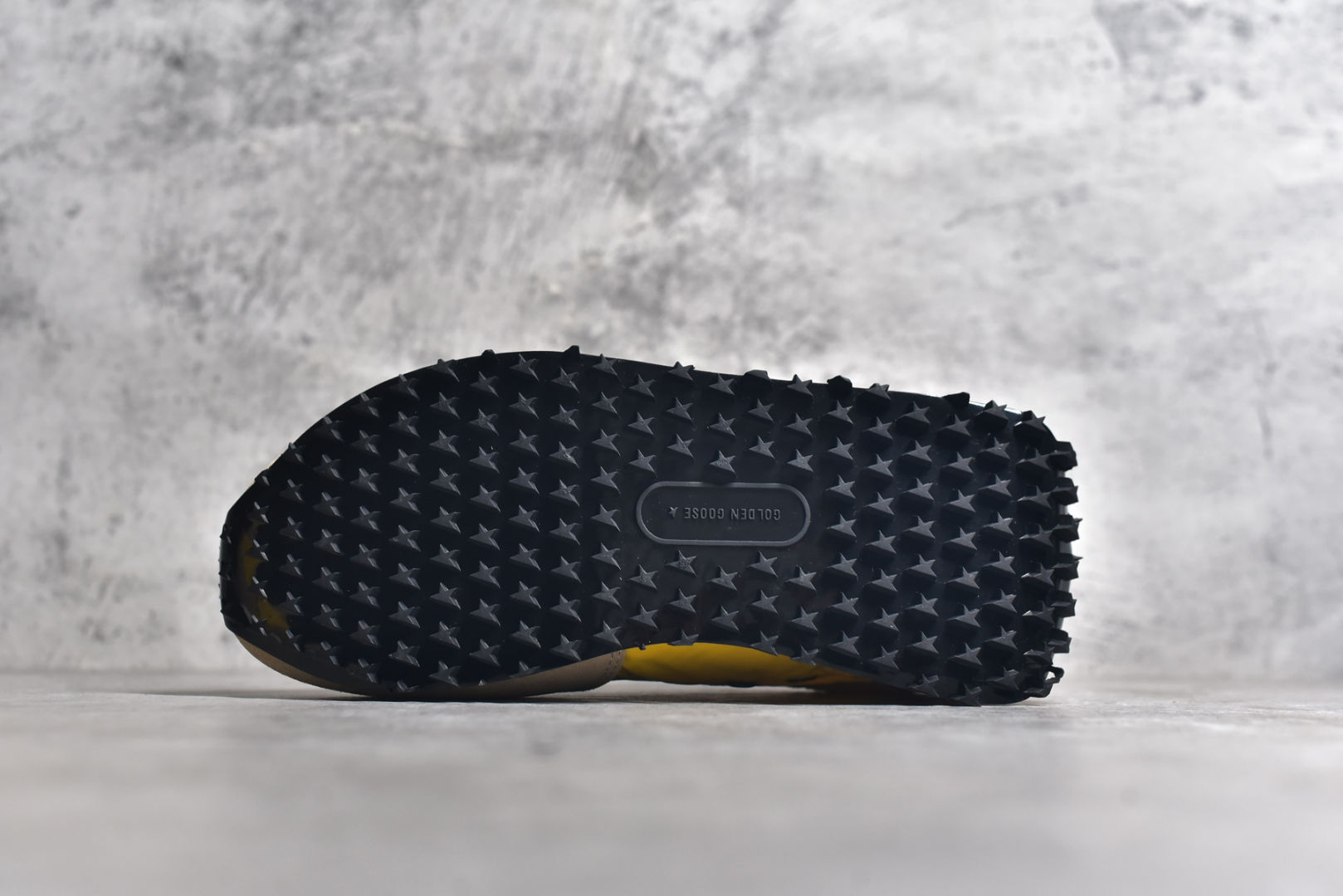 图片[6]-#陈伟霆同款 GGDB Marathon Golden Goose Deluxe Brand与K-pop艺术家miyayeh联名合作款马拉松系列运动鞋 正品售价4000+ 新款休闲运动鞋 史上中最好穿的脏脏鞋，主打轻盈自由随性 特意做旧运动休闲鞋 女版，采用Nappa皮革鞋面。搭配闪闪发光的银色耐磨面料和红色闪光细节鞋跟片区域的特点是添加了一个全3D稳定器，这是该形状的标志性特征，它增加了活力，并前所未有的突出了缓震性能 ⚠️特殊渠道货，数量不多，品质非常牛，闭眼入！ 朴实简单的外观 透漏着不一样的美 鞋面干净简约，放多久看起来都很新颖！ 镂空织网的后跟设计加上鞋面的材料搭配在有银色的反光设计，狠有超前的感觉！！ 鞋面：采用尼龙鞋面绵羊皮衬里 大底：原版底 跟高：4.5cm 尺码： 36 37 38 39 40 41 42 43 44 45-选品中心