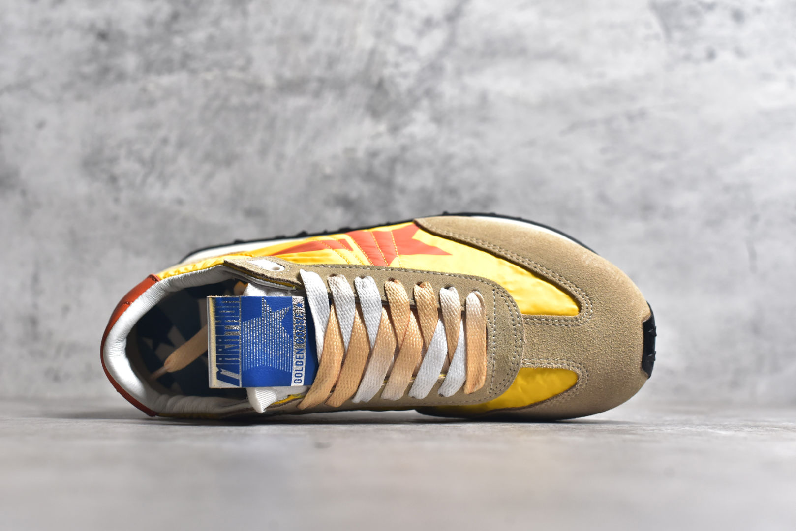 图片[4]-#陈伟霆同款 GGDB Marathon Golden Goose Deluxe Brand与K-pop艺术家miyayeh联名合作款马拉松系列运动鞋 正品售价4000+ 新款休闲运动鞋 史上中最好穿的脏脏鞋，主打轻盈自由随性 特意做旧运动休闲鞋 女版，采用Nappa皮革鞋面。搭配闪闪发光的银色耐磨面料和红色闪光细节鞋跟片区域的特点是添加了一个全3D稳定器，这是该形状的标志性特征，它增加了活力，并前所未有的突出了缓震性能 ⚠️特殊渠道货，数量不多，品质非常牛，闭眼入！ 朴实简单的外观 透漏着不一样的美 鞋面干净简约，放多久看起来都很新颖！ 镂空织网的后跟设计加上鞋面的材料搭配在有银色的反光设计，狠有超前的感觉！！ 鞋面：采用尼龙鞋面绵羊皮衬里 大底：原版底 跟高：4.5cm 尺码： 36 37 38 39 40 41 42 43 44 45-选品中心