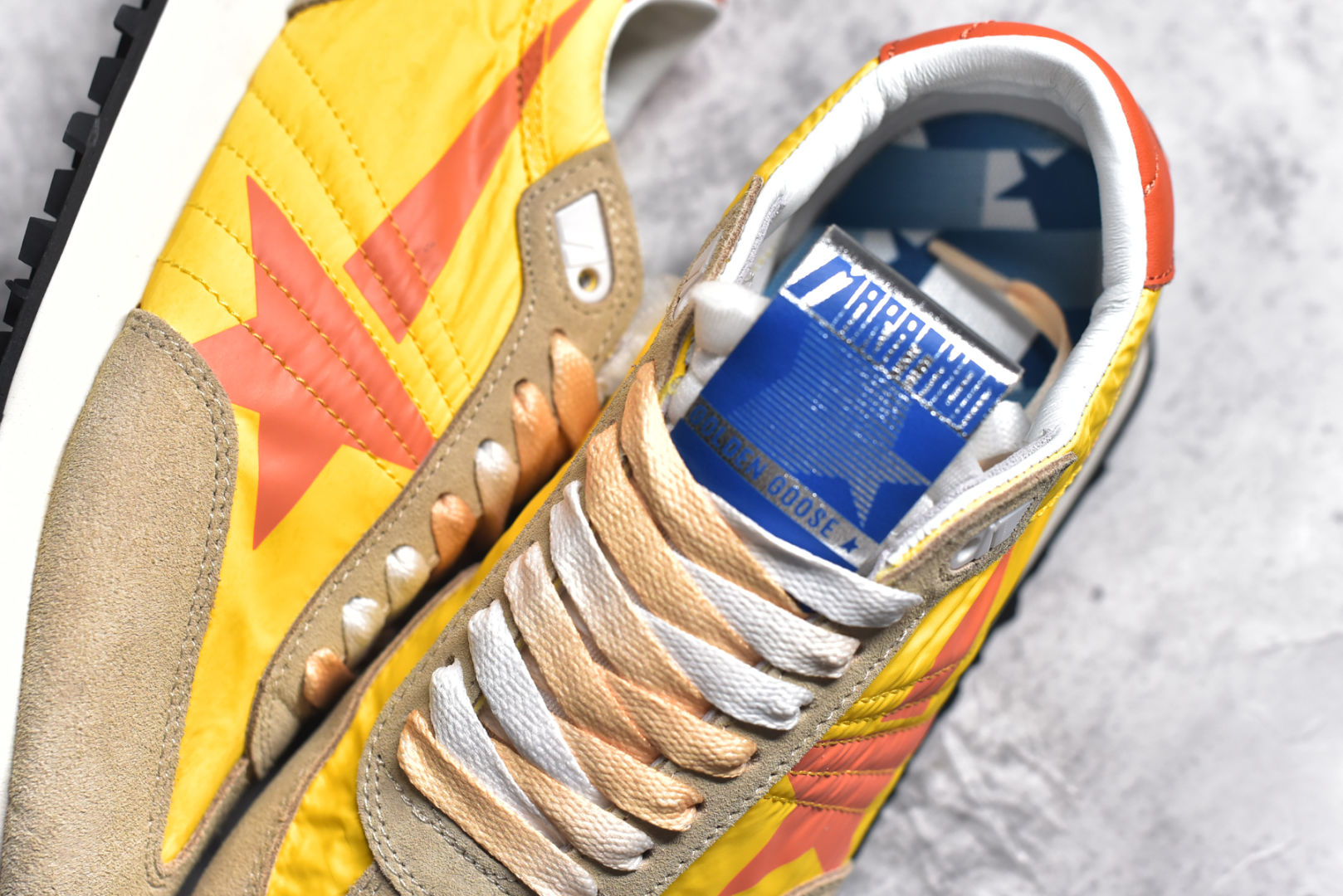 图片[9]-#陈伟霆同款 GGDB Marathon Golden Goose Deluxe Brand与K-pop艺术家miyayeh联名合作款马拉松系列运动鞋 正品售价4000+ 新款休闲运动鞋 史上中最好穿的脏脏鞋，主打轻盈自由随性 特意做旧运动休闲鞋 女版，采用Nappa皮革鞋面。搭配闪闪发光的银色耐磨面料和红色闪光细节鞋跟片区域的特点是添加了一个全3D稳定器，这是该形状的标志性特征，它增加了活力，并前所未有的突出了缓震性能 ⚠️特殊渠道货，数量不多，品质非常牛，闭眼入！ 朴实简单的外观 透漏着不一样的美 鞋面干净简约，放多久看起来都很新颖！ 镂空织网的后跟设计加上鞋面的材料搭配在有银色的反光设计，狠有超前的感觉！！ 鞋面：采用尼龙鞋面绵羊皮衬里 大底：原版底 跟高：4.5cm 尺码： 36 37 38 39 40 41 42 43 44 45-选品中心