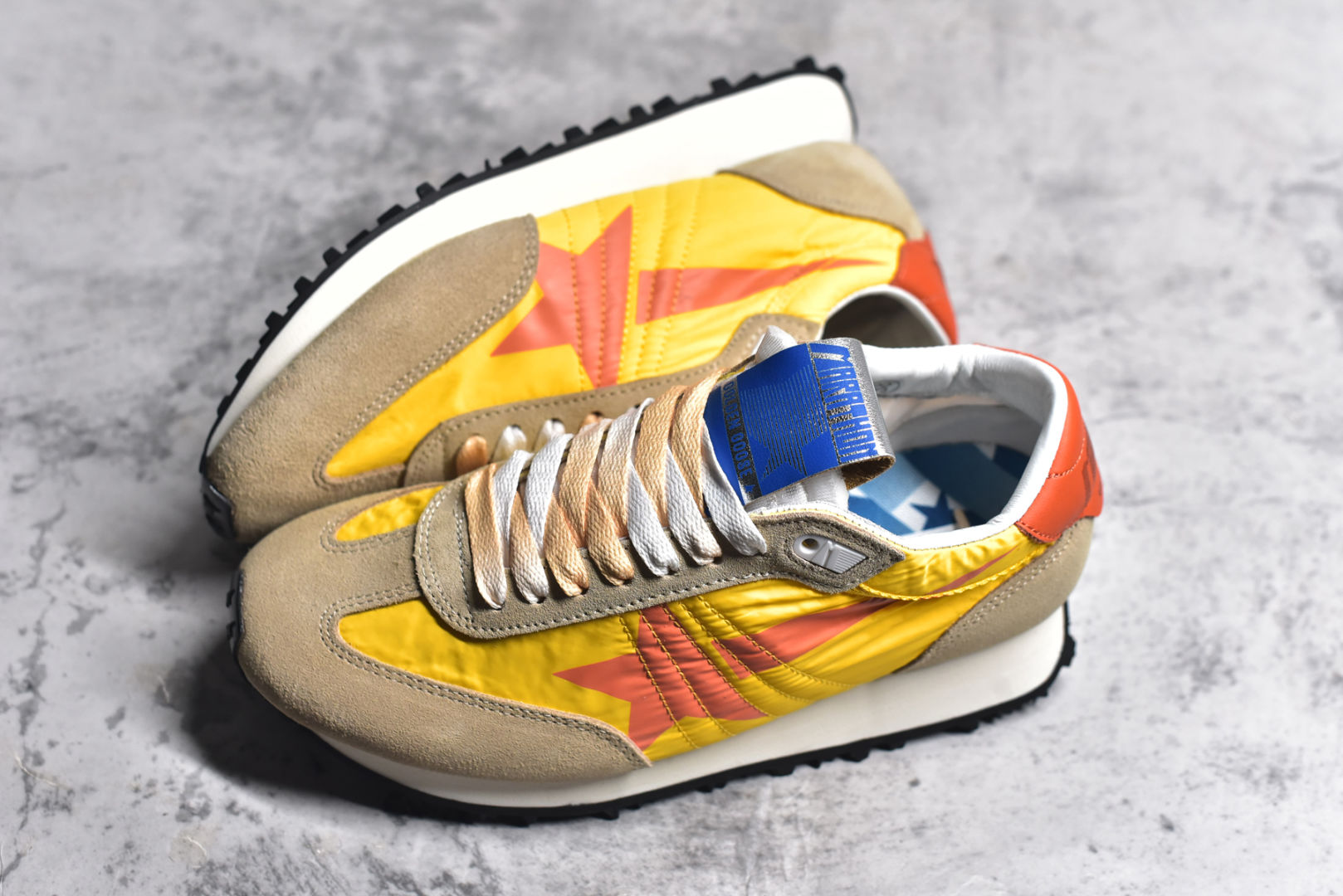 图片[7]-#陈伟霆同款 GGDB Marathon Golden Goose Deluxe Brand与K-pop艺术家miyayeh联名合作款马拉松系列运动鞋 正品售价4000+ 新款休闲运动鞋 史上中最好穿的脏脏鞋，主打轻盈自由随性 特意做旧运动休闲鞋 女版，采用Nappa皮革鞋面。搭配闪闪发光的银色耐磨面料和红色闪光细节鞋跟片区域的特点是添加了一个全3D稳定器，这是该形状的标志性特征，它增加了活力，并前所未有的突出了缓震性能 ⚠️特殊渠道货，数量不多，品质非常牛，闭眼入！ 朴实简单的外观 透漏着不一样的美 鞋面干净简约，放多久看起来都很新颖！ 镂空织网的后跟设计加上鞋面的材料搭配在有银色的反光设计，狠有超前的感觉！！ 鞋面：采用尼龙鞋面绵羊皮衬里 大底：原版底 跟高：4.5cm 尺码： 36 37 38 39 40 41 42 43 44 45-选品中心