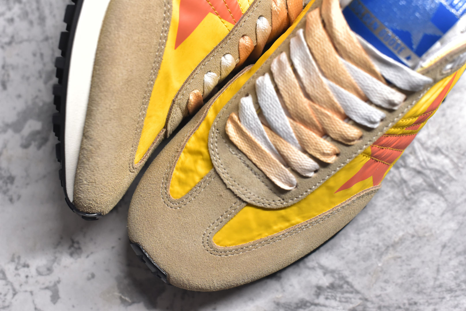 图片[8]-#陈伟霆同款 GGDB Marathon Golden Goose Deluxe Brand与K-pop艺术家miyayeh联名合作款马拉松系列运动鞋 正品售价4000+ 新款休闲运动鞋 史上中最好穿的脏脏鞋，主打轻盈自由随性 特意做旧运动休闲鞋 女版，采用Nappa皮革鞋面。搭配闪闪发光的银色耐磨面料和红色闪光细节鞋跟片区域的特点是添加了一个全3D稳定器，这是该形状的标志性特征，它增加了活力，并前所未有的突出了缓震性能 ⚠️特殊渠道货，数量不多，品质非常牛，闭眼入！ 朴实简单的外观 透漏着不一样的美 鞋面干净简约，放多久看起来都很新颖！ 镂空织网的后跟设计加上鞋面的材料搭配在有银色的反光设计，狠有超前的感觉！！ 鞋面：采用尼龙鞋面绵羊皮衬里 大底：原版底 跟高：4.5cm 尺码： 36 37 38 39 40 41 42 43 44 45-选品中心