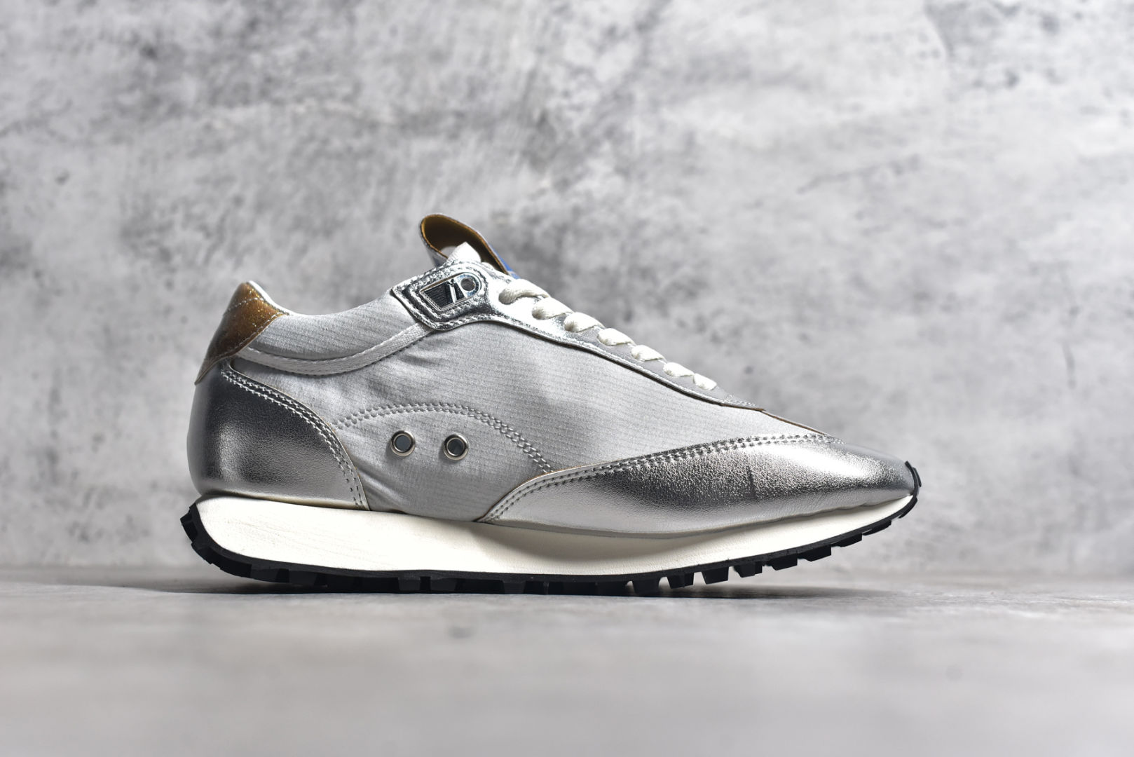 图片[3]-#陈伟霆同款 GGDB Marathon Golden Goose Deluxe Brand与K-pop艺术家miyayeh联名合作款马拉松系列运动鞋 正品售价4000+ 新款休闲运动鞋 史上中最好穿的脏脏鞋，主打轻盈自由随性 特意做旧运动休闲鞋 女版，采用Nappa皮革鞋面。搭配闪闪发光的银色耐磨面料和红色闪光细节鞋跟片区域的特点是添加了一个全3D稳定器，这是该形状的标志性特征，它增加了活力，并前所未有的突出了缓震性能 ⚠️特殊渠道货，数量不多，品质非常牛，闭眼入！ 朴实简单的外观 透漏着不一样的美 鞋面干净简约，放多久看起来都很新颖！ 镂空织网的后跟设计加上鞋面的材料搭配在有银色的反光设计，狠有超前的感觉！！ 鞋面：采用尼龙鞋面绵羊皮衬里 大底：原版底 跟高：4.5cm 尺码： 36 37 38 39 40 41 42 43 44 45-选品中心