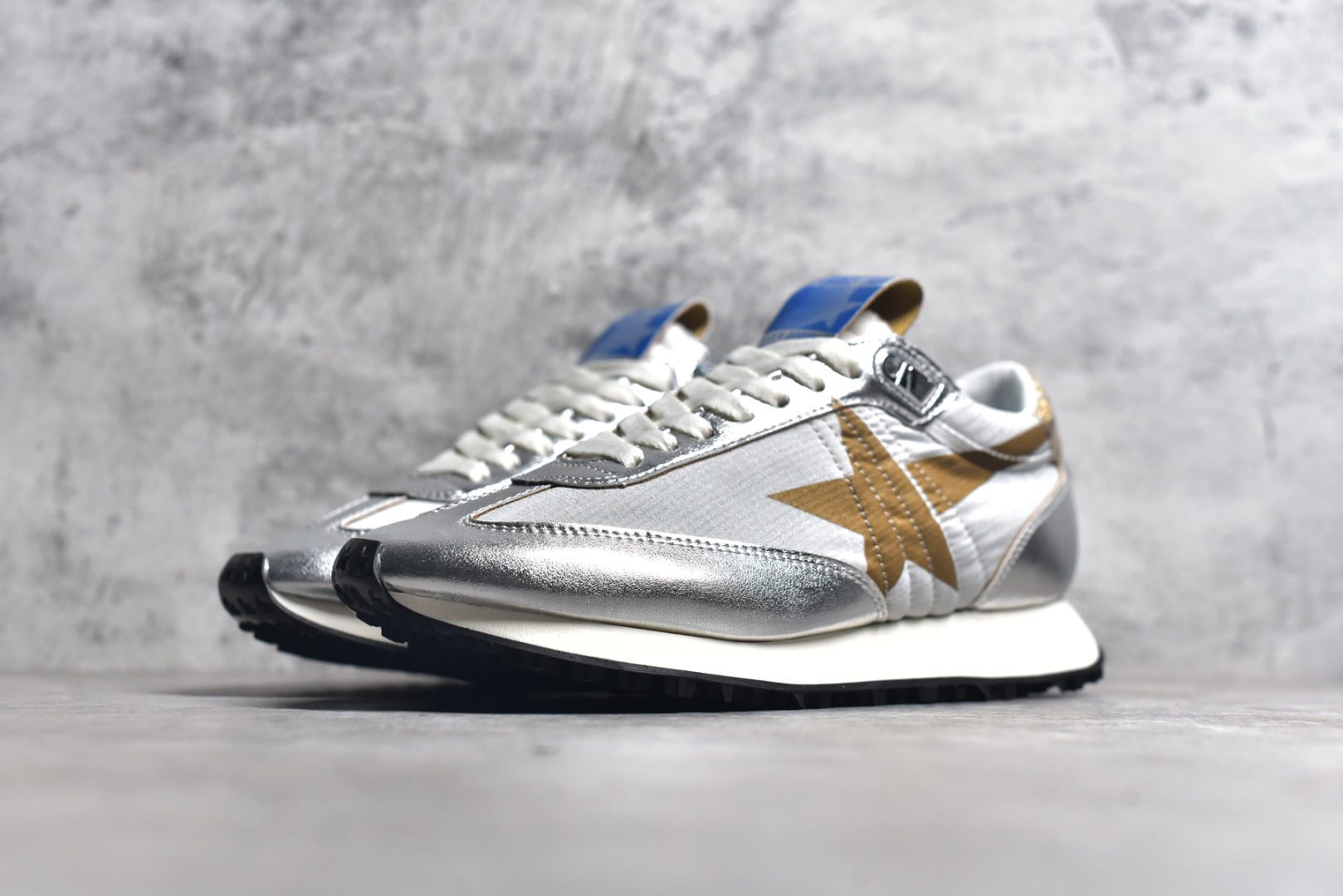 图片[2]-#陈伟霆同款 GGDB Marathon Golden Goose Deluxe Brand与K-pop艺术家miyayeh联名合作款马拉松系列运动鞋 正品售价4000+ 新款休闲运动鞋 史上中最好穿的脏脏鞋，主打轻盈自由随性 特意做旧运动休闲鞋 女版，采用Nappa皮革鞋面。搭配闪闪发光的银色耐磨面料和红色闪光细节鞋跟片区域的特点是添加了一个全3D稳定器，这是该形状的标志性特征，它增加了活力，并前所未有的突出了缓震性能 ⚠️特殊渠道货，数量不多，品质非常牛，闭眼入！ 朴实简单的外观 透漏着不一样的美 鞋面干净简约，放多久看起来都很新颖！ 镂空织网的后跟设计加上鞋面的材料搭配在有银色的反光设计，狠有超前的感觉！！ 鞋面：采用尼龙鞋面绵羊皮衬里 大底：原版底 跟高：4.5cm 尺码： 36 37 38 39 40 41 42 43 44 45-选品中心