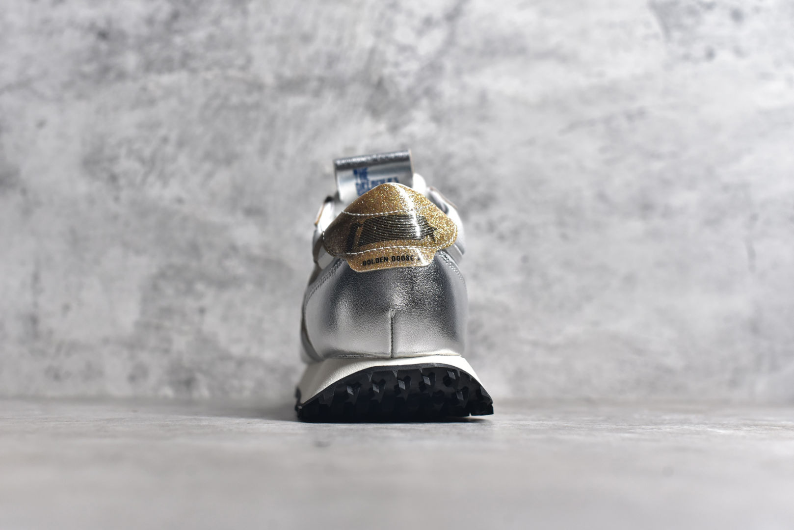 图片[5]-#陈伟霆同款 GGDB Marathon Golden Goose Deluxe Brand与K-pop艺术家miyayeh联名合作款马拉松系列运动鞋 正品售价4000+ 新款休闲运动鞋 史上中最好穿的脏脏鞋，主打轻盈自由随性 特意做旧运动休闲鞋 女版，采用Nappa皮革鞋面。搭配闪闪发光的银色耐磨面料和红色闪光细节鞋跟片区域的特点是添加了一个全3D稳定器，这是该形状的标志性特征，它增加了活力，并前所未有的突出了缓震性能 ⚠️特殊渠道货，数量不多，品质非常牛，闭眼入！ 朴实简单的外观 透漏着不一样的美 鞋面干净简约，放多久看起来都很新颖！ 镂空织网的后跟设计加上鞋面的材料搭配在有银色的反光设计，狠有超前的感觉！！ 鞋面：采用尼龙鞋面绵羊皮衬里 大底：原版底 跟高：4.5cm 尺码： 36 37 38 39 40 41 42 43 44 45-选品中心