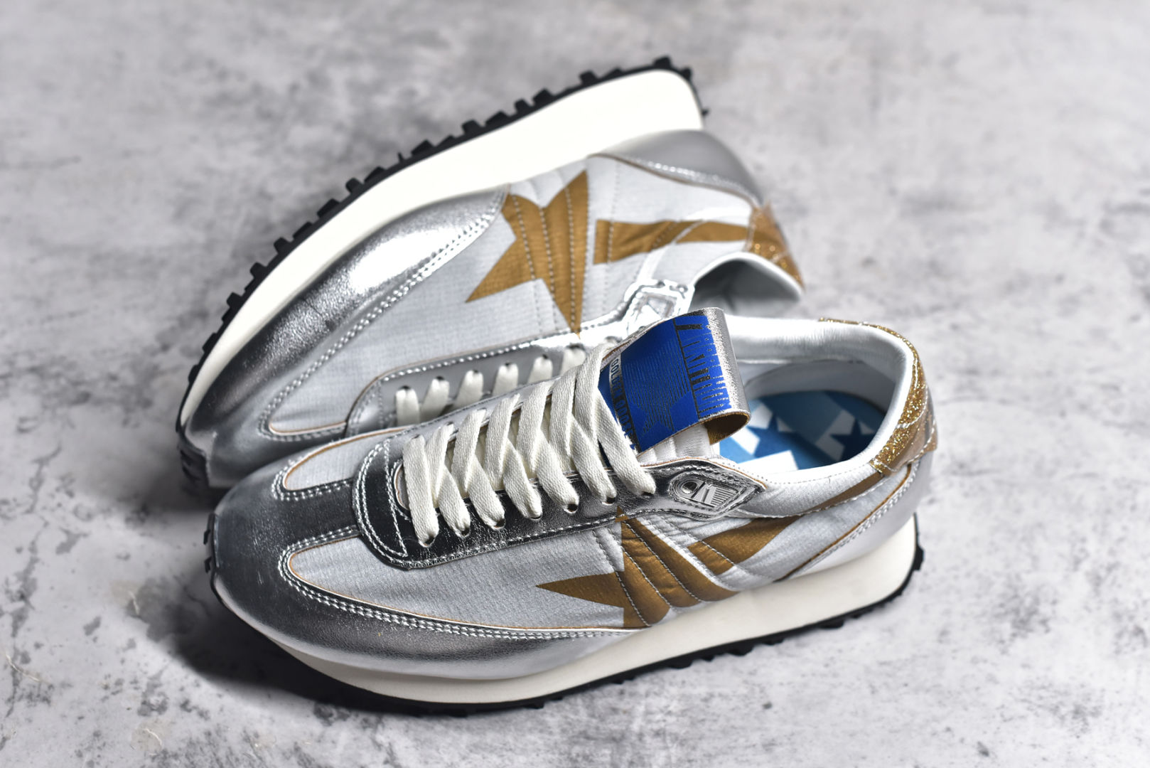 图片[7]-#陈伟霆同款 GGDB Marathon Golden Goose Deluxe Brand与K-pop艺术家miyayeh联名合作款马拉松系列运动鞋 正品售价4000+ 新款休闲运动鞋 史上中最好穿的脏脏鞋，主打轻盈自由随性 特意做旧运动休闲鞋 女版，采用Nappa皮革鞋面。搭配闪闪发光的银色耐磨面料和红色闪光细节鞋跟片区域的特点是添加了一个全3D稳定器，这是该形状的标志性特征，它增加了活力，并前所未有的突出了缓震性能 ⚠️特殊渠道货，数量不多，品质非常牛，闭眼入！ 朴实简单的外观 透漏着不一样的美 鞋面干净简约，放多久看起来都很新颖！ 镂空织网的后跟设计加上鞋面的材料搭配在有银色的反光设计，狠有超前的感觉！！ 鞋面：采用尼龙鞋面绵羊皮衬里 大底：原版底 跟高：4.5cm 尺码： 36 37 38 39 40 41 42 43 44 45-选品中心