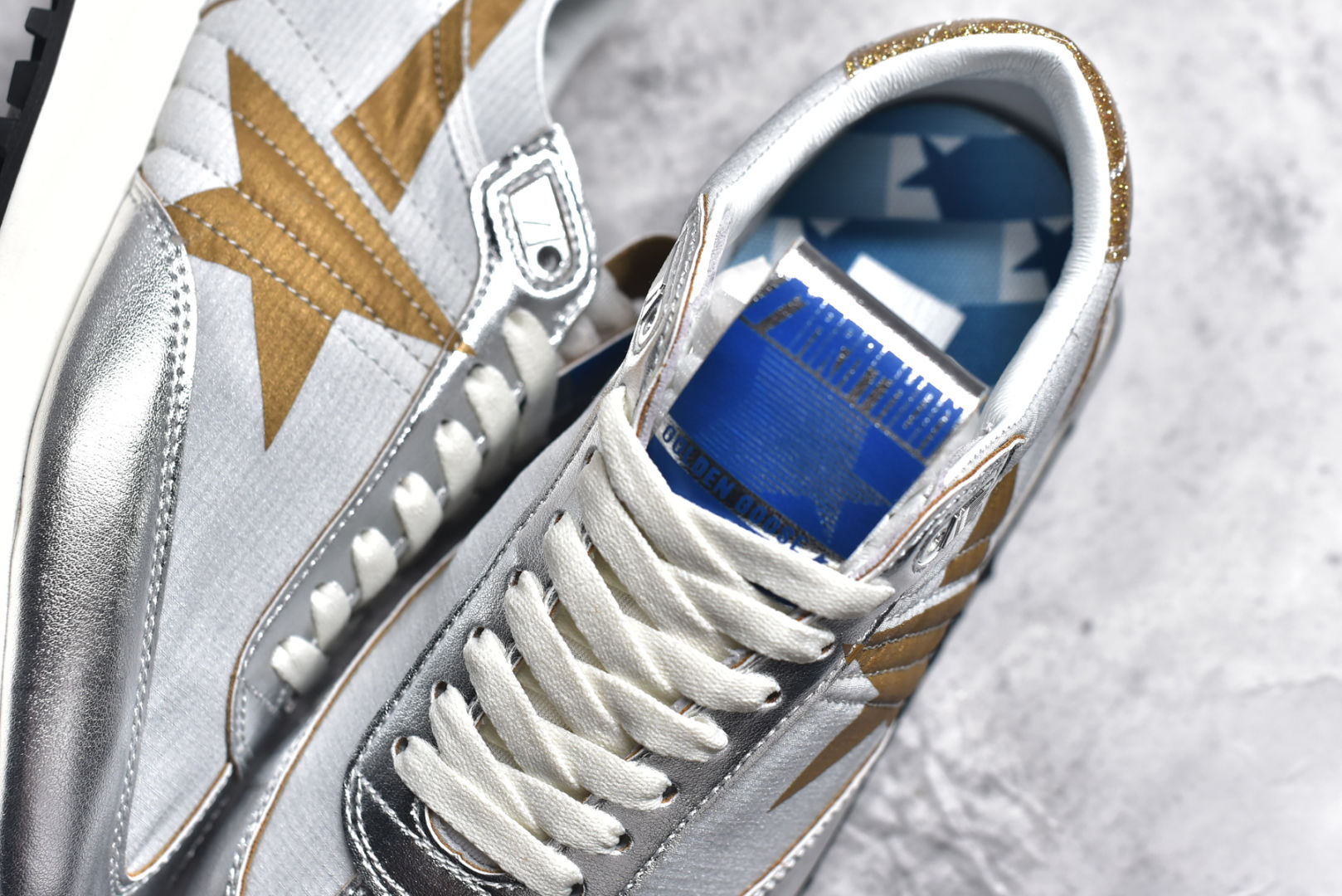 图片[9]-#陈伟霆同款 GGDB Marathon Golden Goose Deluxe Brand与K-pop艺术家miyayeh联名合作款马拉松系列运动鞋 正品售价4000+ 新款休闲运动鞋 史上中最好穿的脏脏鞋，主打轻盈自由随性 特意做旧运动休闲鞋 女版，采用Nappa皮革鞋面。搭配闪闪发光的银色耐磨面料和红色闪光细节鞋跟片区域的特点是添加了一个全3D稳定器，这是该形状的标志性特征，它增加了活力，并前所未有的突出了缓震性能 ⚠️特殊渠道货，数量不多，品质非常牛，闭眼入！ 朴实简单的外观 透漏着不一样的美 鞋面干净简约，放多久看起来都很新颖！ 镂空织网的后跟设计加上鞋面的材料搭配在有银色的反光设计，狠有超前的感觉！！ 鞋面：采用尼龙鞋面绵羊皮衬里 大底：原版底 跟高：4.5cm 尺码： 36 37 38 39 40 41 42 43 44 45-选品中心