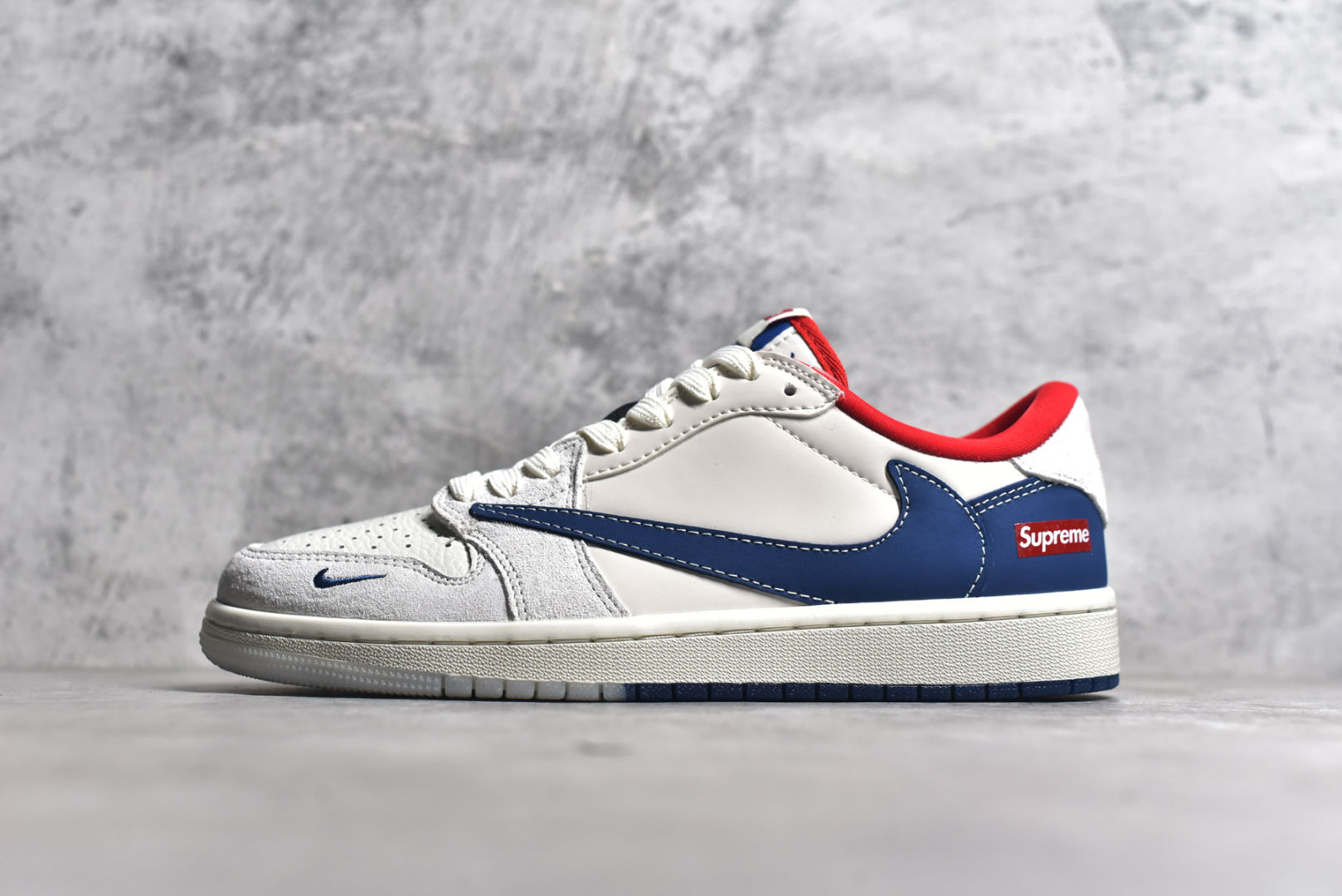 #Travis Scott x Fragment Design x Air Jordan 1 Low OG SP AJ1 乔1 Supreme联名-蓝白双拼 低帮文化休闲板鞋 CH6336-016 #多方联名合作融合了Travis Scott 独特的音乐风格，藤原浩个性的设计风格以及Jordan品牌的经典元素 使其成为一双具有独特身份和价值的鞋子 清新而立体的外观加上联名标识更突出了其独特身份 这种配色方案显示出活力和时尚感 在视觉上引人注目 鞋身的质感和细腻的细节处理使其显得高端而格调十足 这款“倒钩”联名是设计与创意完美结合 融合多方的个性风格是一款备受瞩目的潮流鞋款 尺码：36 36.5 37.5 38 38.5 39 40 40.5 41 42 42.5 43 44 44.5 45-选品中心