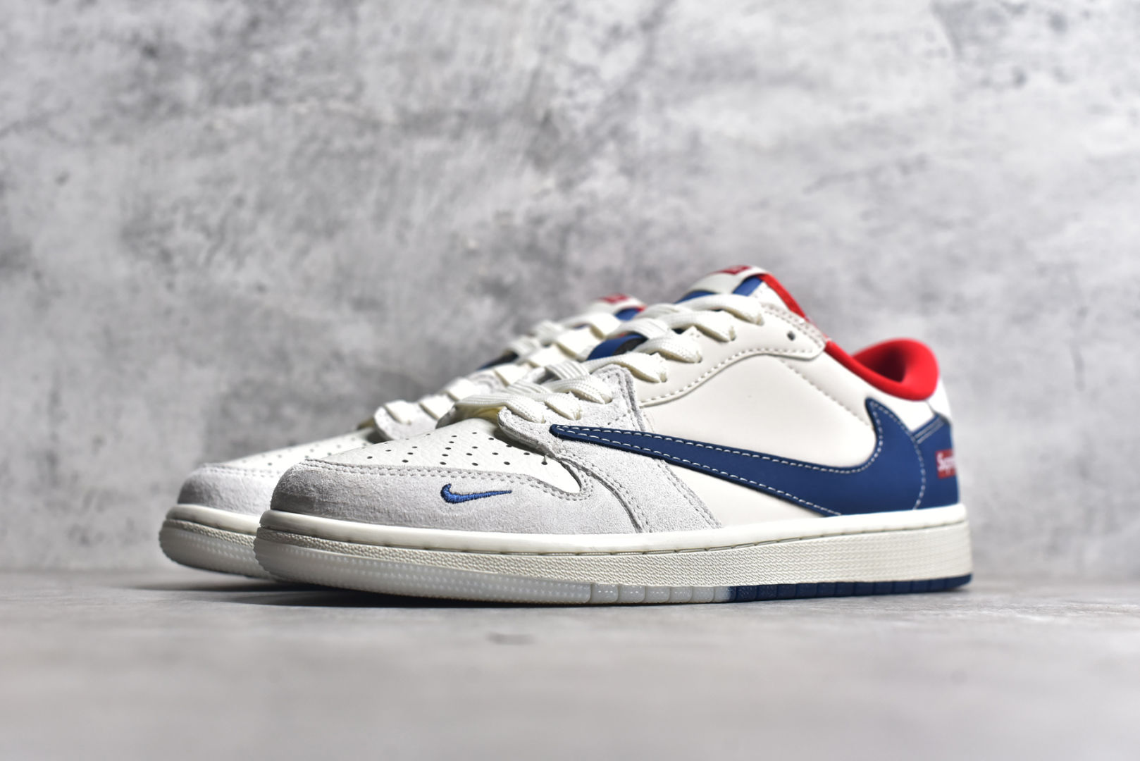 图片[2]-#Travis Scott x Fragment Design x Air Jordan 1 Low OG SP AJ1 乔1 Supreme联名-蓝白双拼 低帮文化休闲板鞋 CH6336-016 #多方联名合作融合了Travis Scott 独特的音乐风格，藤原浩个性的设计风格以及Jordan品牌的经典元素 使其成为一双具有独特身份和价值的鞋子 清新而立体的外观加上联名标识更突出了其独特身份 这种配色方案显示出活力和时尚感 在视觉上引人注目 鞋身的质感和细腻的细节处理使其显得高端而格调十足 这款“倒钩”联名是设计与创意完美结合 融合多方的个性风格是一款备受瞩目的潮流鞋款 尺码：36 36.5 37.5 38 38.5 39 40 40.5 41 42 42.5 43 44 44.5 45-选品中心