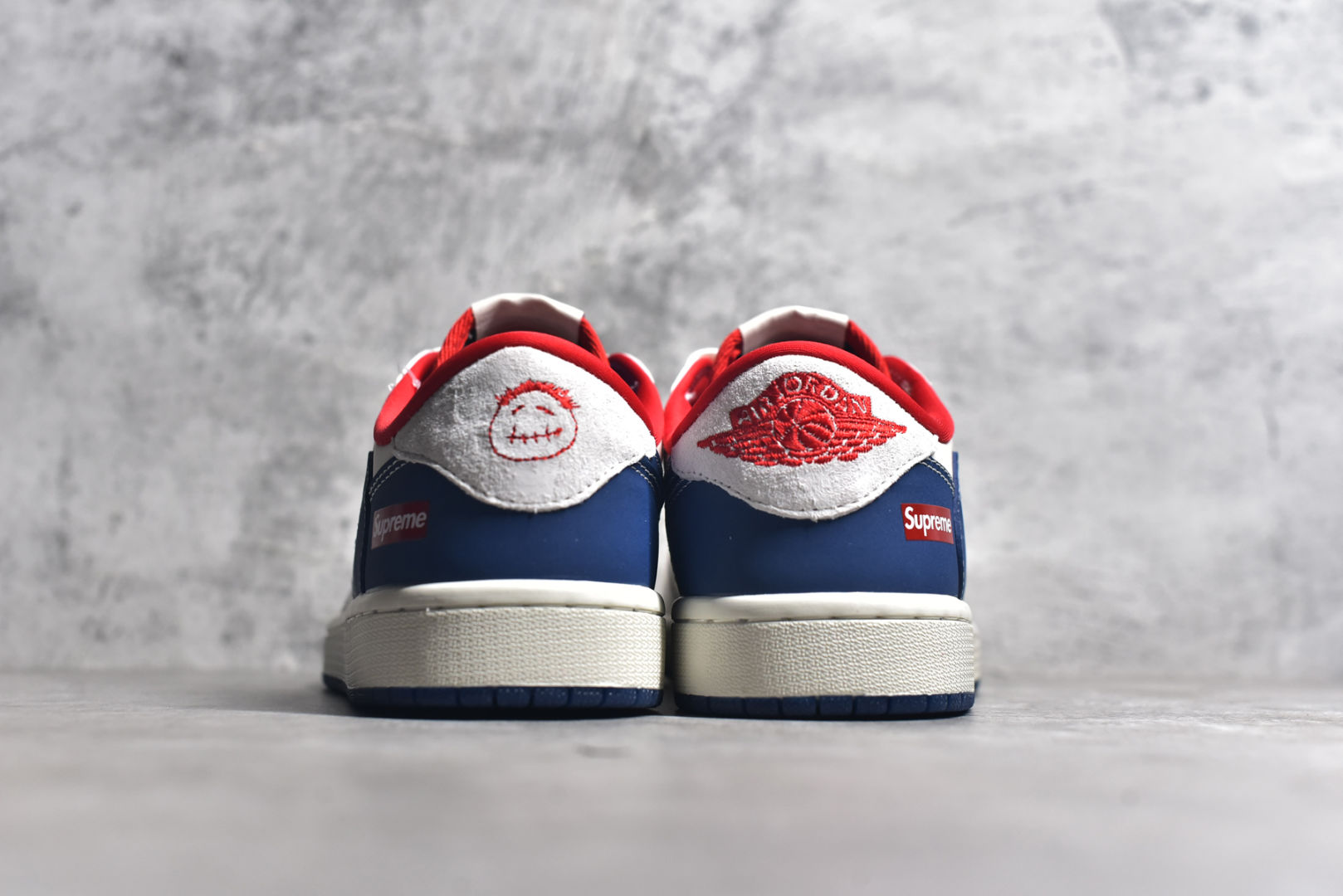 图片[5]-#Travis Scott x Fragment Design x Air Jordan 1 Low OG SP AJ1 乔1 Supreme联名-蓝白双拼 低帮文化休闲板鞋 CH6336-016 #多方联名合作融合了Travis Scott 独特的音乐风格，藤原浩个性的设计风格以及Jordan品牌的经典元素 使其成为一双具有独特身份和价值的鞋子 清新而立体的外观加上联名标识更突出了其独特身份 这种配色方案显示出活力和时尚感 在视觉上引人注目 鞋身的质感和细腻的细节处理使其显得高端而格调十足 这款“倒钩”联名是设计与创意完美结合 融合多方的个性风格是一款备受瞩目的潮流鞋款 尺码：36 36.5 37.5 38 38.5 39 40 40.5 41 42 42.5 43 44 44.5 45-选品中心