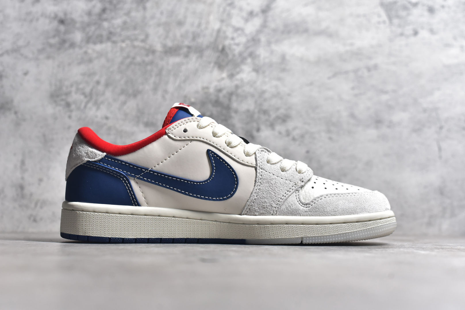 图片[3]-#Travis Scott x Fragment Design x Air Jordan 1 Low OG SP AJ1 乔1 Supreme联名-蓝白双拼 低帮文化休闲板鞋 CH6336-016 #多方联名合作融合了Travis Scott 独特的音乐风格，藤原浩个性的设计风格以及Jordan品牌的经典元素 使其成为一双具有独特身份和价值的鞋子 清新而立体的外观加上联名标识更突出了其独特身份 这种配色方案显示出活力和时尚感 在视觉上引人注目 鞋身的质感和细腻的细节处理使其显得高端而格调十足 这款“倒钩”联名是设计与创意完美结合 融合多方的个性风格是一款备受瞩目的潮流鞋款 尺码：36 36.5 37.5 38 38.5 39 40 40.5 41 42 42.5 43 44 44.5 45-选品中心