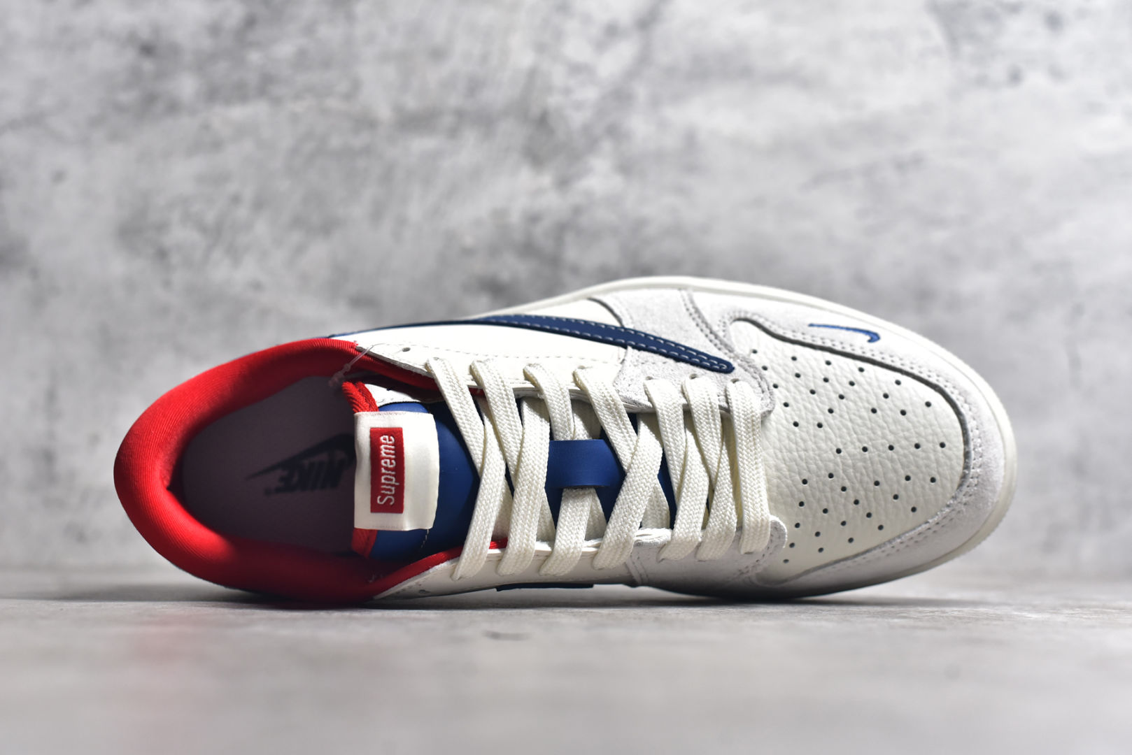 图片[4]-#Travis Scott x Fragment Design x Air Jordan 1 Low OG SP AJ1 乔1 Supreme联名-蓝白双拼 低帮文化休闲板鞋 CH6336-016 #多方联名合作融合了Travis Scott 独特的音乐风格，藤原浩个性的设计风格以及Jordan品牌的经典元素 使其成为一双具有独特身份和价值的鞋子 清新而立体的外观加上联名标识更突出了其独特身份 这种配色方案显示出活力和时尚感 在视觉上引人注目 鞋身的质感和细腻的细节处理使其显得高端而格调十足 这款“倒钩”联名是设计与创意完美结合 融合多方的个性风格是一款备受瞩目的潮流鞋款 尺码：36 36.5 37.5 38 38.5 39 40 40.5 41 42 42.5 43 44 44.5 45-选品中心