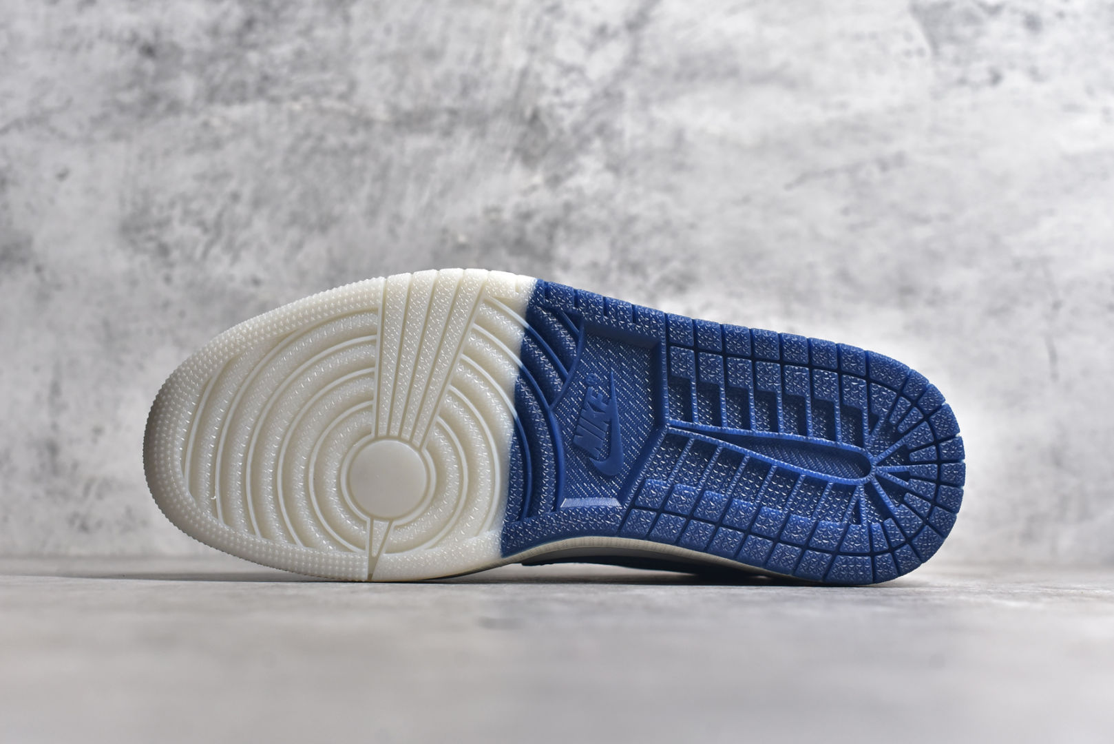 图片[6]-#Travis Scott x Fragment Design x Air Jordan 1 Low OG SP AJ1 乔1 Supreme联名-蓝白双拼 低帮文化休闲板鞋 CH6336-016 #多方联名合作融合了Travis Scott 独特的音乐风格，藤原浩个性的设计风格以及Jordan品牌的经典元素 使其成为一双具有独特身份和价值的鞋子 清新而立体的外观加上联名标识更突出了其独特身份 这种配色方案显示出活力和时尚感 在视觉上引人注目 鞋身的质感和细腻的细节处理使其显得高端而格调十足 这款“倒钩”联名是设计与创意完美结合 融合多方的个性风格是一款备受瞩目的潮流鞋款 尺码：36 36.5 37.5 38 38.5 39 40 40.5 41 42 42.5 43 44 44.5 45-选品中心