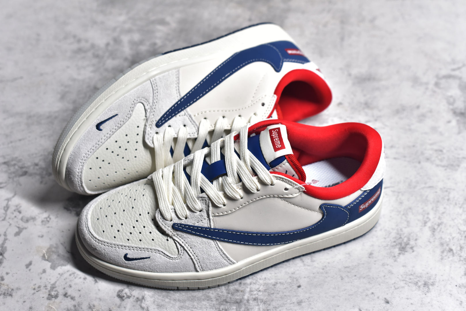 图片[7]-#Travis Scott x Fragment Design x Air Jordan 1 Low OG SP AJ1 乔1 Supreme联名-蓝白双拼 低帮文化休闲板鞋 CH6336-016 #多方联名合作融合了Travis Scott 独特的音乐风格，藤原浩个性的设计风格以及Jordan品牌的经典元素 使其成为一双具有独特身份和价值的鞋子 清新而立体的外观加上联名标识更突出了其独特身份 这种配色方案显示出活力和时尚感 在视觉上引人注目 鞋身的质感和细腻的细节处理使其显得高端而格调十足 这款“倒钩”联名是设计与创意完美结合 融合多方的个性风格是一款备受瞩目的潮流鞋款 尺码：36 36.5 37.5 38 38.5 39 40 40.5 41 42 42.5 43 44 44.5 45-选品中心