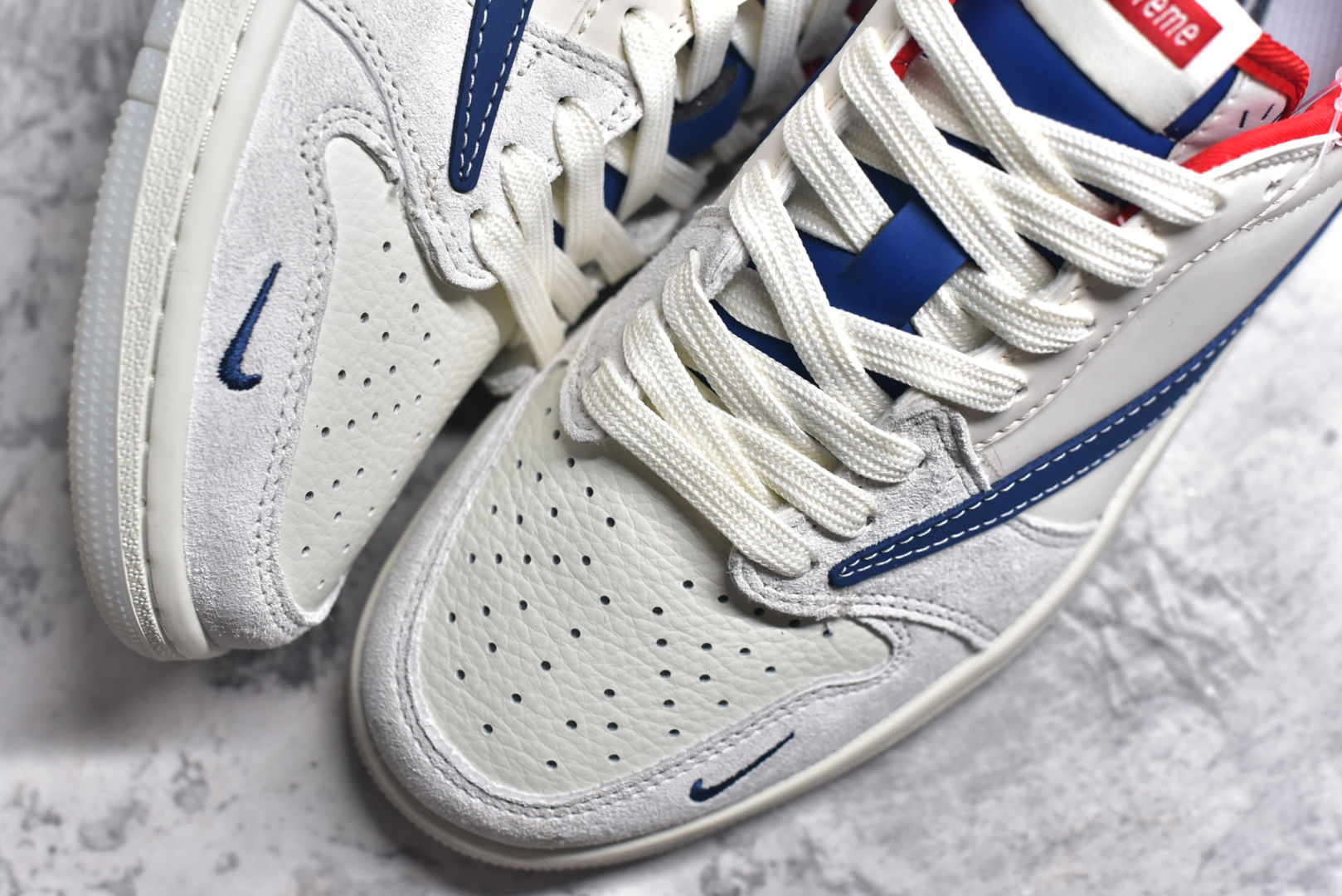 图片[8]-#Travis Scott x Fragment Design x Air Jordan 1 Low OG SP AJ1 乔1 Supreme联名-蓝白双拼 低帮文化休闲板鞋 CH6336-016 #多方联名合作融合了Travis Scott 独特的音乐风格，藤原浩个性的设计风格以及Jordan品牌的经典元素 使其成为一双具有独特身份和价值的鞋子 清新而立体的外观加上联名标识更突出了其独特身份 这种配色方案显示出活力和时尚感 在视觉上引人注目 鞋身的质感和细腻的细节处理使其显得高端而格调十足 这款“倒钩”联名是设计与创意完美结合 融合多方的个性风格是一款备受瞩目的潮流鞋款 尺码：36 36.5 37.5 38 38.5 39 40 40.5 41 42 42.5 43 44 44.5 45-选品中心