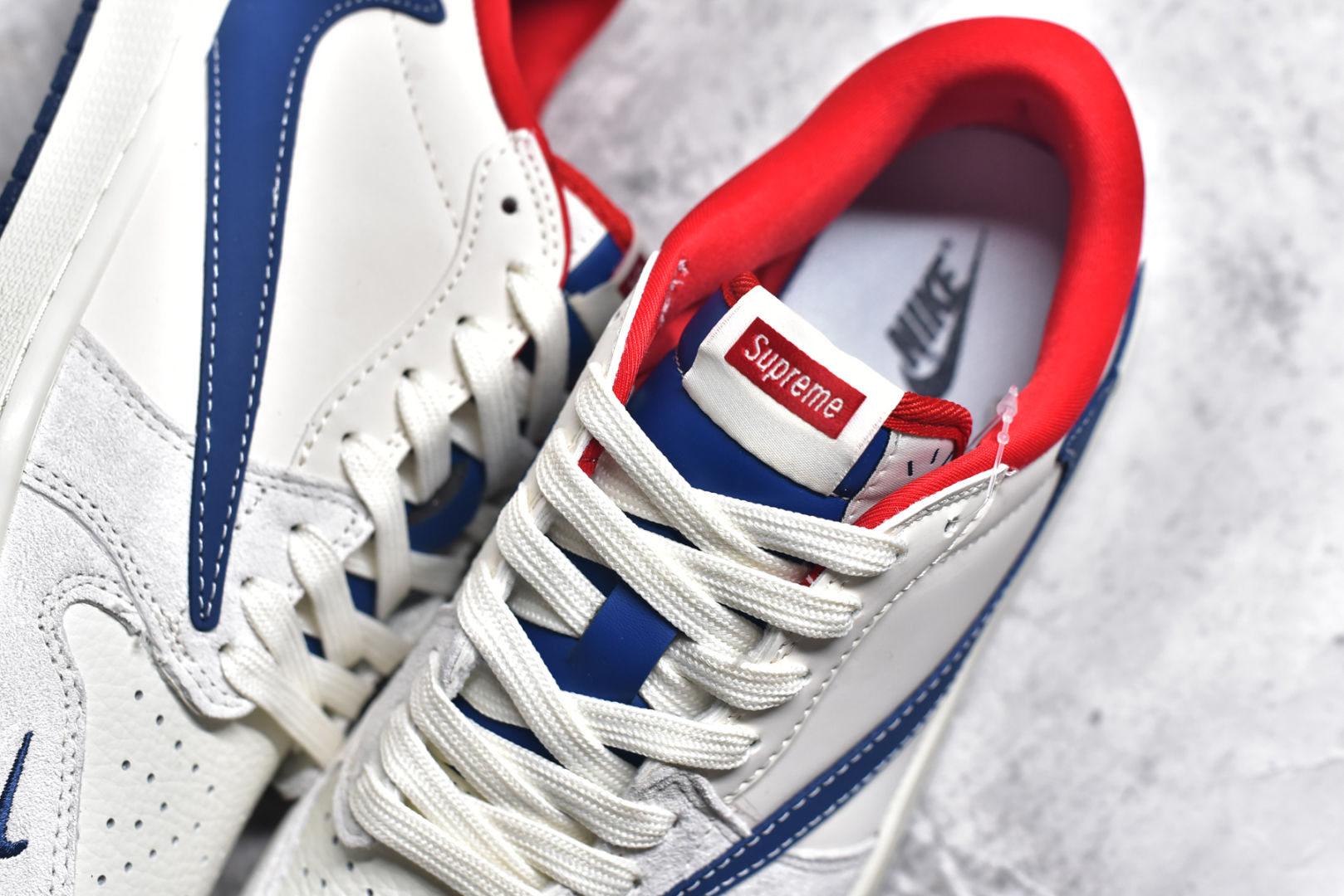 图片[9]-#Travis Scott x Fragment Design x Air Jordan 1 Low OG SP AJ1 乔1 Supreme联名-蓝白双拼 低帮文化休闲板鞋 CH6336-016 #多方联名合作融合了Travis Scott 独特的音乐风格，藤原浩个性的设计风格以及Jordan品牌的经典元素 使其成为一双具有独特身份和价值的鞋子 清新而立体的外观加上联名标识更突出了其独特身份 这种配色方案显示出活力和时尚感 在视觉上引人注目 鞋身的质感和细腻的细节处理使其显得高端而格调十足 这款“倒钩”联名是设计与创意完美结合 融合多方的个性风格是一款备受瞩目的潮流鞋款 尺码：36 36.5 37.5 38 38.5 39 40 40.5 41 42 42.5 43 44 44.5 45-选品中心