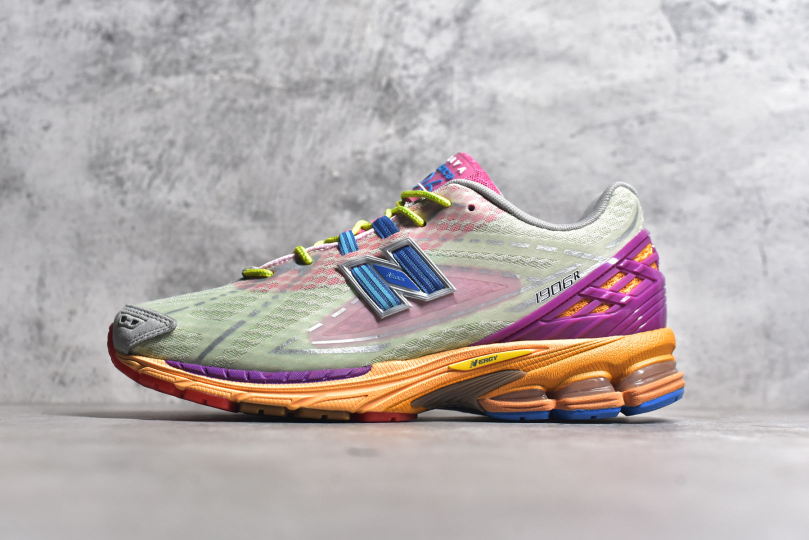 #New Balance NB新百伦系列复古老爹风休闲运动慢跑鞋 采用轻质牛剖革拼接透气网眼衬垫织物鞋面材质 T-Beam大底提供足步弓支撑 保持步态稳定 后跟搭载外露缓震胶 网眼衬垫通过不规律的色块实现做旧的美感 泛黄的鞋底更是进一步增添了复古气息 货号：M1906RKL 尺码：36 37 37.5 38 38.5 39.5 40 40.5 41.5 42 42.5 43 44 45-选品中心