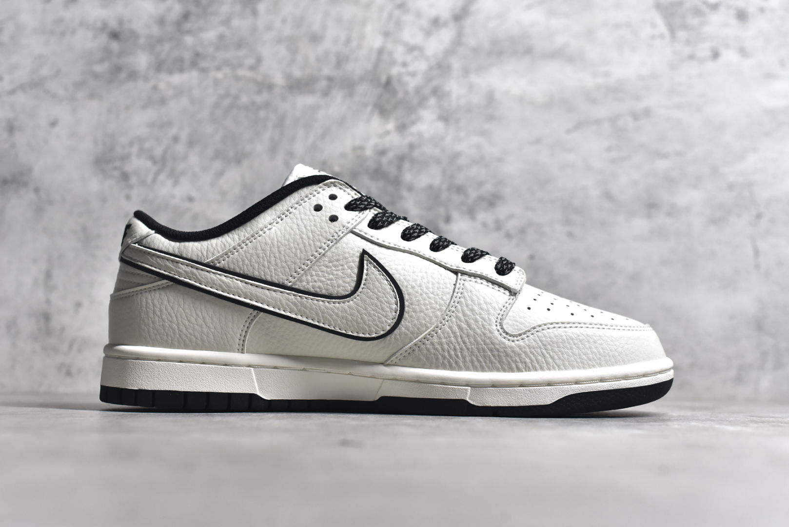 图片[3]-#Reigning Champ x Nk SB Dunk Low 联名三勾 米金配色 低帮休闲运动滑板板鞋 RC3085-896 #3M反光 大厂纯原品质出货 纯正版型 定制鞋盒 皮料切割干净无任何毛边 细节完美 超高清洁度 尺码：36 36.5 37.5 38 38.5 39 40 40.5 41 42 42.5 43 44 44.5 45-选品中心