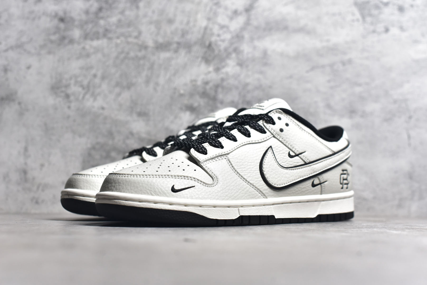 图片[2]-#Reigning Champ x Nk SB Dunk Low 联名三勾 米金配色 低帮休闲运动滑板板鞋 RC3085-896 #3M反光 大厂纯原品质出货 纯正版型 定制鞋盒 皮料切割干净无任何毛边 细节完美 超高清洁度 尺码：36 36.5 37.5 38 38.5 39 40 40.5 41 42 42.5 43 44 44.5 45-选品中心