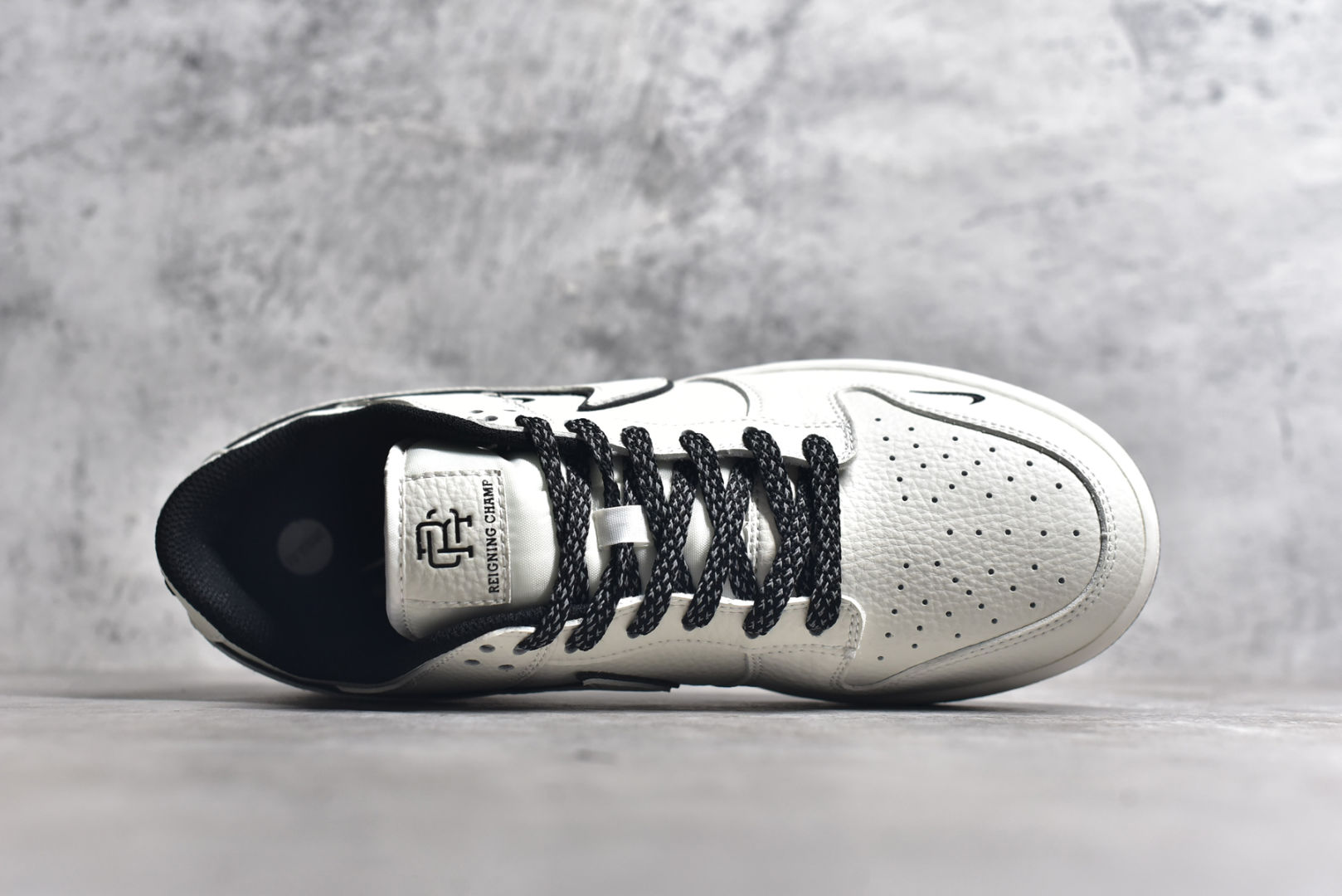 图片[4]-#Reigning Champ x Nk SB Dunk Low 联名三勾 米金配色 低帮休闲运动滑板板鞋 RC3085-896 #3M反光 大厂纯原品质出货 纯正版型 定制鞋盒 皮料切割干净无任何毛边 细节完美 超高清洁度 尺码：36 36.5 37.5 38 38.5 39 40 40.5 41 42 42.5 43 44 44.5 45-选品中心