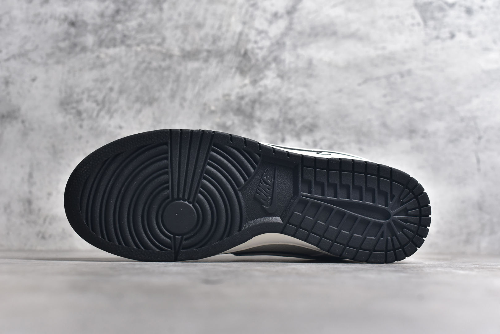 图片[6]-#Reigning Champ x Nk SB Dunk Low 联名三勾 米金配色 低帮休闲运动滑板板鞋 RC3085-896 #3M反光 大厂纯原品质出货 纯正版型 定制鞋盒 皮料切割干净无任何毛边 细节完美 超高清洁度 尺码：36 36.5 37.5 38 38.5 39 40 40.5 41 42 42.5 43 44 44.5 45-选品中心