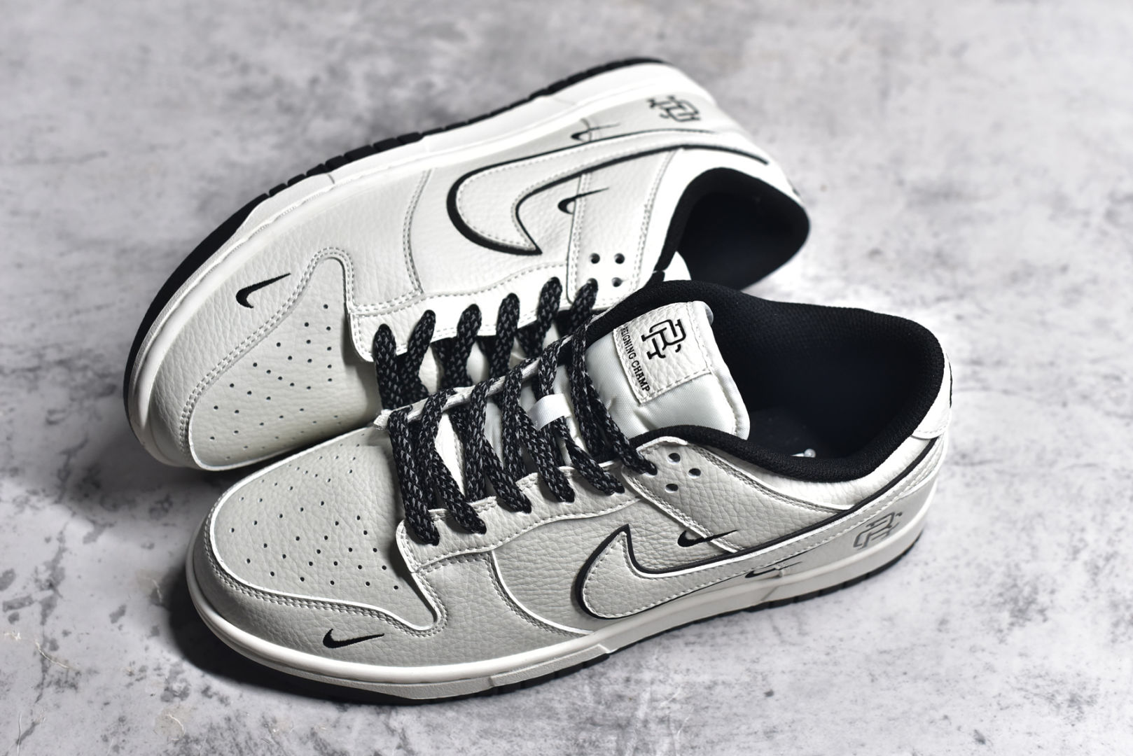 图片[7]-#Reigning Champ x Nk SB Dunk Low 联名三勾 米金配色 低帮休闲运动滑板板鞋 RC3085-896 #3M反光 大厂纯原品质出货 纯正版型 定制鞋盒 皮料切割干净无任何毛边 细节完美 超高清洁度 尺码：36 36.5 37.5 38 38.5 39 40 40.5 41 42 42.5 43 44 44.5 45-选品中心