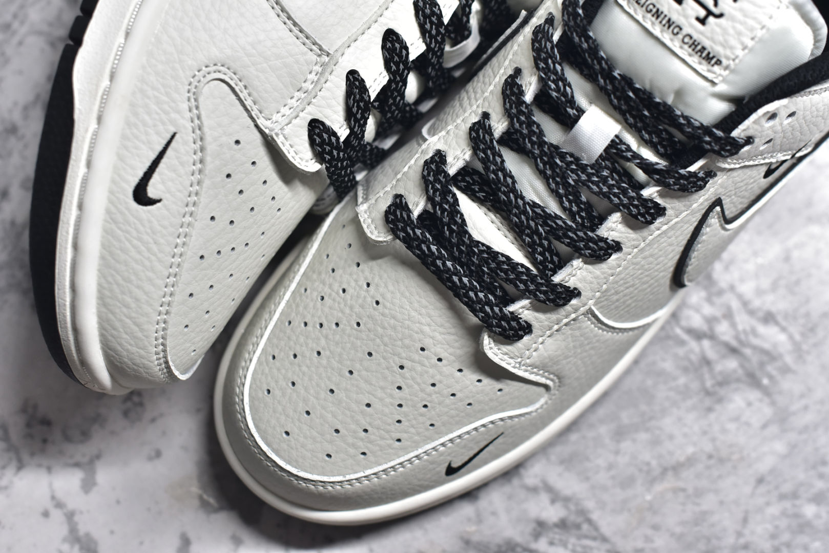 图片[8]-#Reigning Champ x Nk SB Dunk Low 联名三勾 米金配色 低帮休闲运动滑板板鞋 RC3085-896 #3M反光 大厂纯原品质出货 纯正版型 定制鞋盒 皮料切割干净无任何毛边 细节完美 超高清洁度 尺码：36 36.5 37.5 38 38.5 39 40 40.5 41 42 42.5 43 44 44.5 45-选品中心