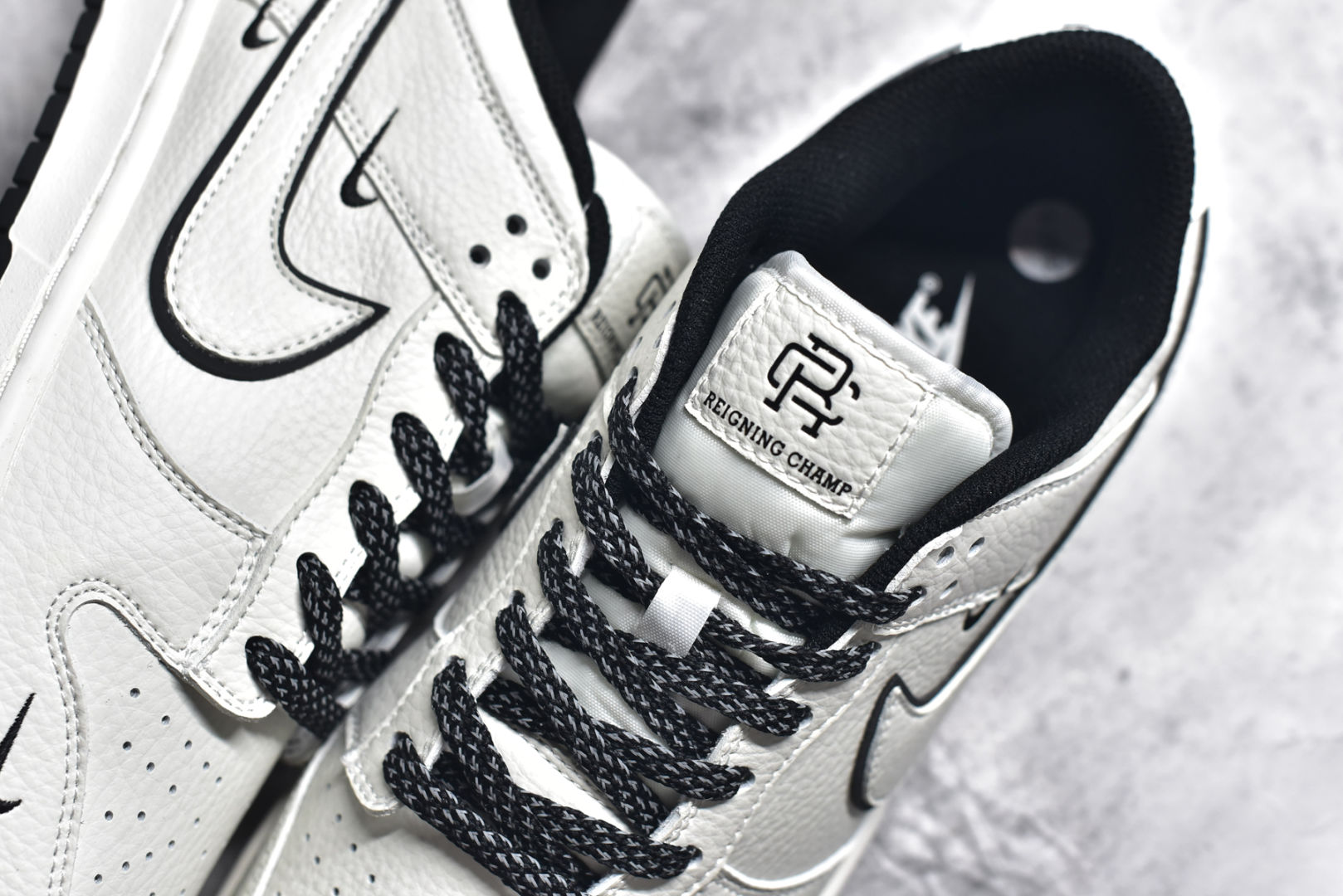 图片[9]-#Reigning Champ x Nk SB Dunk Low 联名三勾 米金配色 低帮休闲运动滑板板鞋 RC3085-896 #3M反光 大厂纯原品质出货 纯正版型 定制鞋盒 皮料切割干净无任何毛边 细节完美 超高清洁度 尺码：36 36.5 37.5 38 38.5 39 40 40.5 41 42 42.5 43 44 44.5 45-选品中心