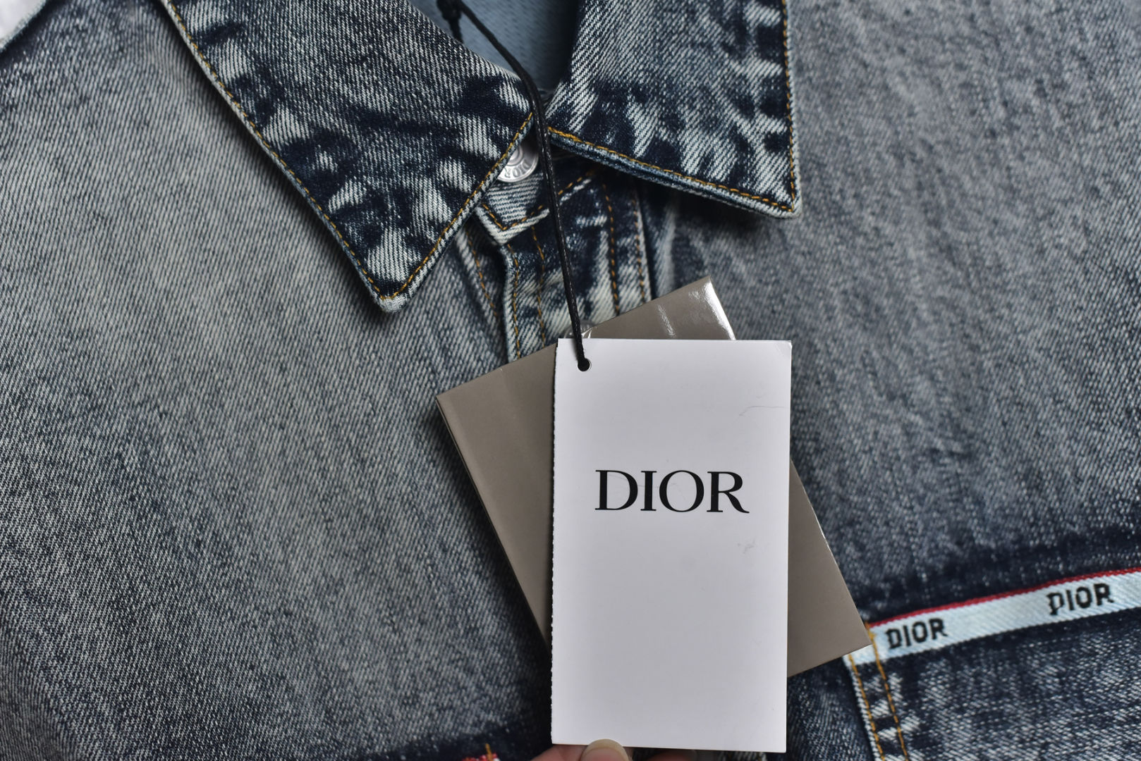 图片[7]-#Dior/迪奥 24Fw 口袋Dio字母牛仔长袖衬衫 早秋新款蓝织复古衬衫夹克外套，王俊凯同款，前面口袋拼接字母织带装饰，面料洗水牛仔，柔软舒适，休闲版型，整体走线干净规整规整，定制辅料三标 尺码：39/S 40/M 41/L 42/XL-选品中心