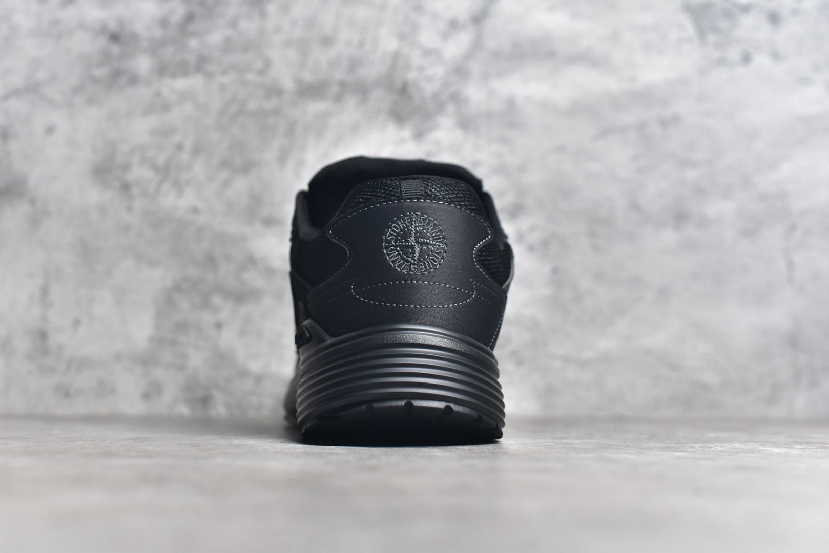 图片[5]-#Dior 迪奥 x 石头岛 Stone Island 联名款B30系列休闲 运动鞋 老爹鞋 原版购入开发 做货 这次精彩的合作堪称一场别开生面的对话，展现了非凡的创意。金•琼斯 （KIM JONES）倾情呈献 DIOR AND STONEISLAND 限定系列，经典罗盘玫瑰与 DIOR 徽标相互融合 外贸热销款 原版开模 海淘专供品质同渠道货源 该款系列采用黑网色眼织物白和色科技料面精心制作，作饰以反光“CD30”图形标志，外格轻盈的刻雕效果橡胶鞋搭底配标志性点的缀提升格调，内弹部力细节塑造想理的舒适穿着体验可与各休式闲造型配搭，彰显尚时现代的运风动范 尺码：38 39 40 41 42 43 44 45 46 47-选品中心