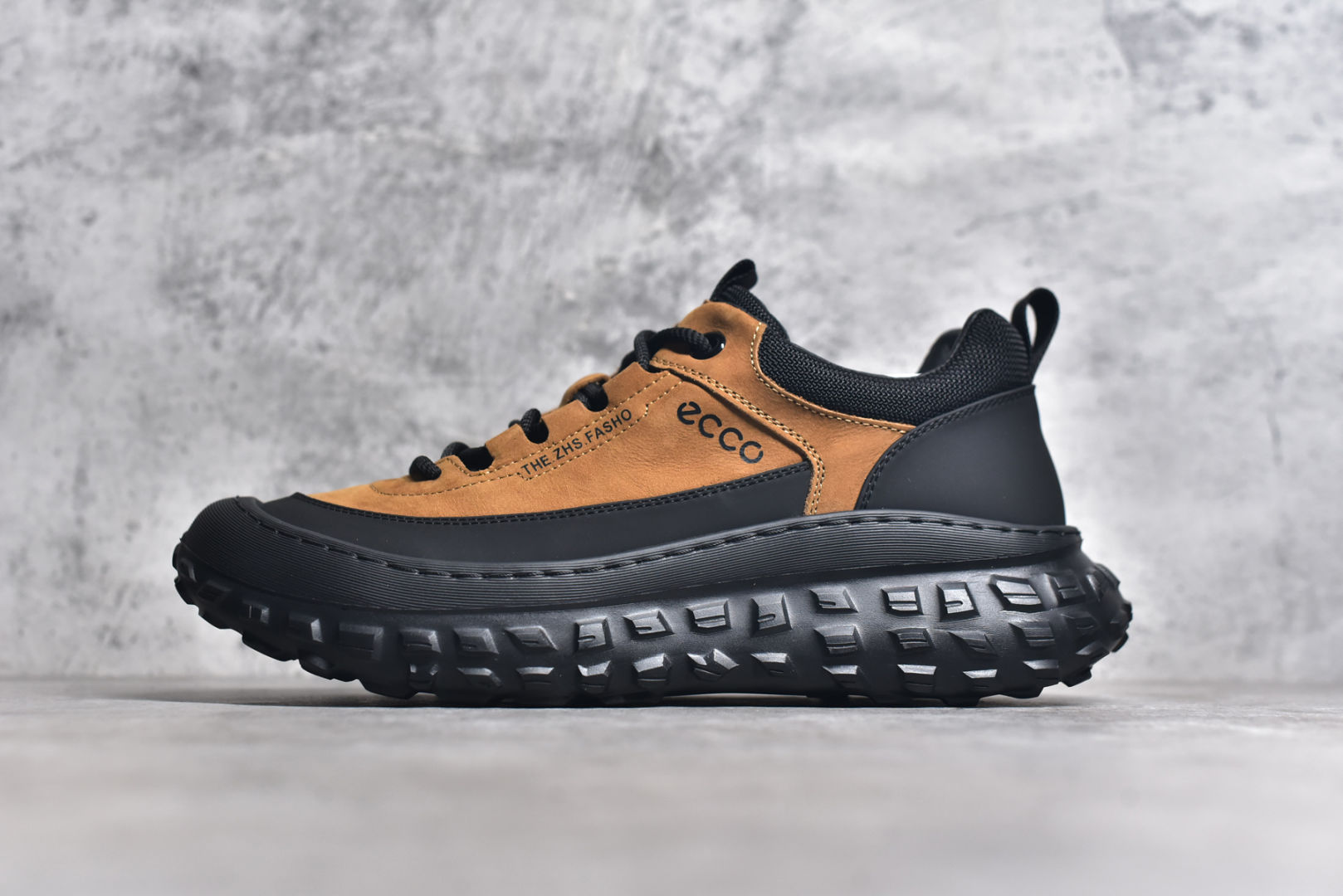 #ECCO爱步男款新款运动登山鞋 轻盈减震牛皮耐磨户外跑鞋 越野系列 甄选优质牛皮革搭配纺织衬里 防污透气，户外无忧 无惧旷野 提供出色的能量回弹和缓震支撑 长距离不累脚 驰骋百公里 直接注塑工艺连接鞋面与鞋底 一体成型，合脚稳固 贴合舒适 预防前冲 橡胶外底多地形适应，抓地耐磨 为每一次徒步提供稳定支撑 动态平衡 无惧陡坡 简约设计 穿型入野 尺码：38 39 40 41 42 43（皮鞋码）-选品中心
