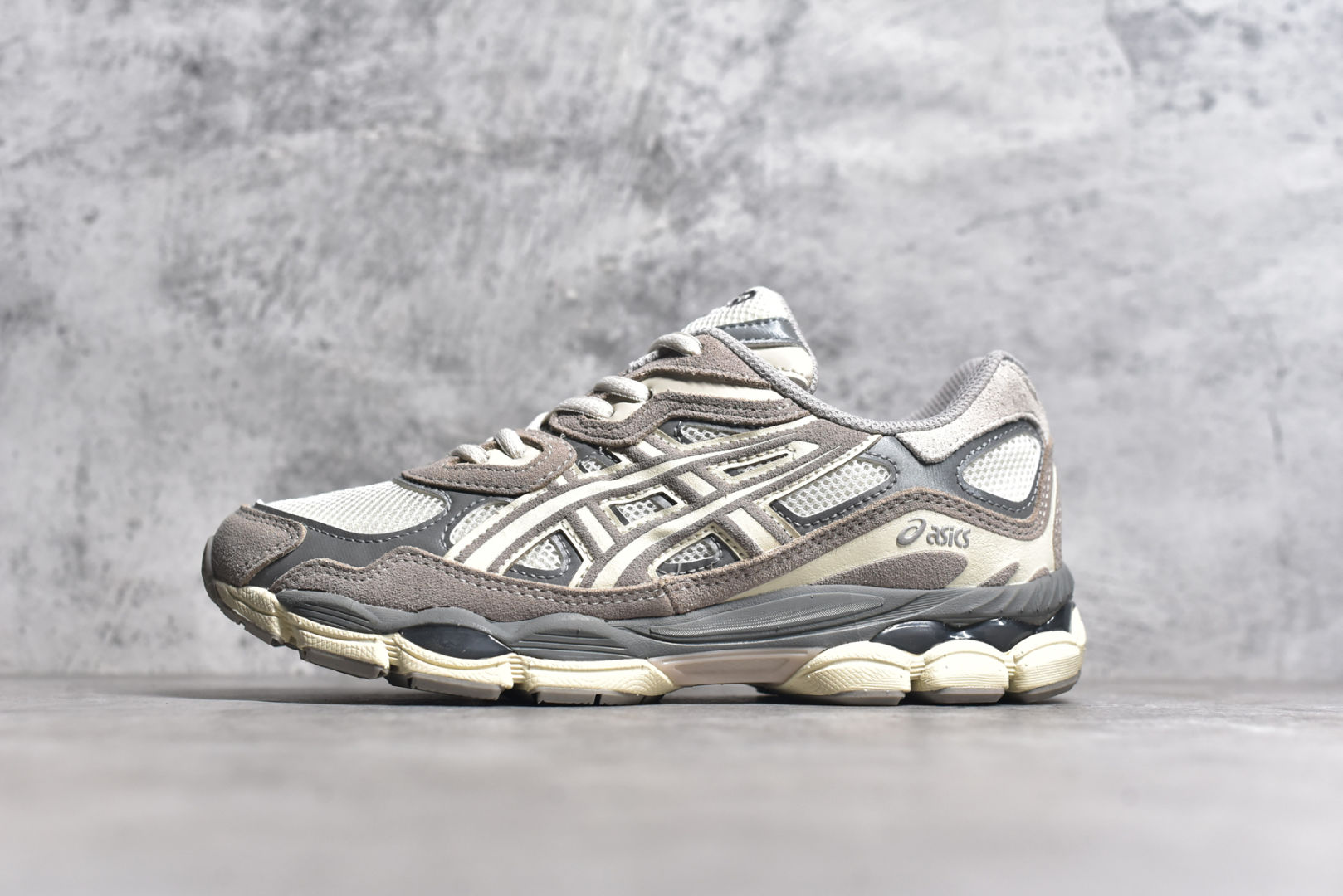 #Asics Gel-NYC复古单品 亚瑟士ASICSTIGER秋季新款休闲鞋 厚底街头运动休闲鞋 ASICS亚瑟士推出全新GEL-NYC，彰显纽约都市活力 这次的新系列融入了多个版本GEL的经典设计风格，广受好评。其设计灵感来源于GEL-NIMBUS 3,GEL-MC PLUS V 和 GEL-CUMULUS 16 这些往日经典鞋款。GEL-NYC使用GEL-CUMULUS 16鞋款的鞋楦设计,展现了独特的现代化美学。鞋底采用了轻质发泡材料,并在后跟和前掌处采用了ASICS亚瑟士核心科技——GEL缓震胶,赋予鞋款强大的缓冲性能,提供了更柔软舒适的穿着体验。而在原有设计的启发之上,此次鞋款采用更贴合当今潮流趋势的材料和创新技术,展现出纽约充满活力的都市精神。 尺码：36-40-选品中心